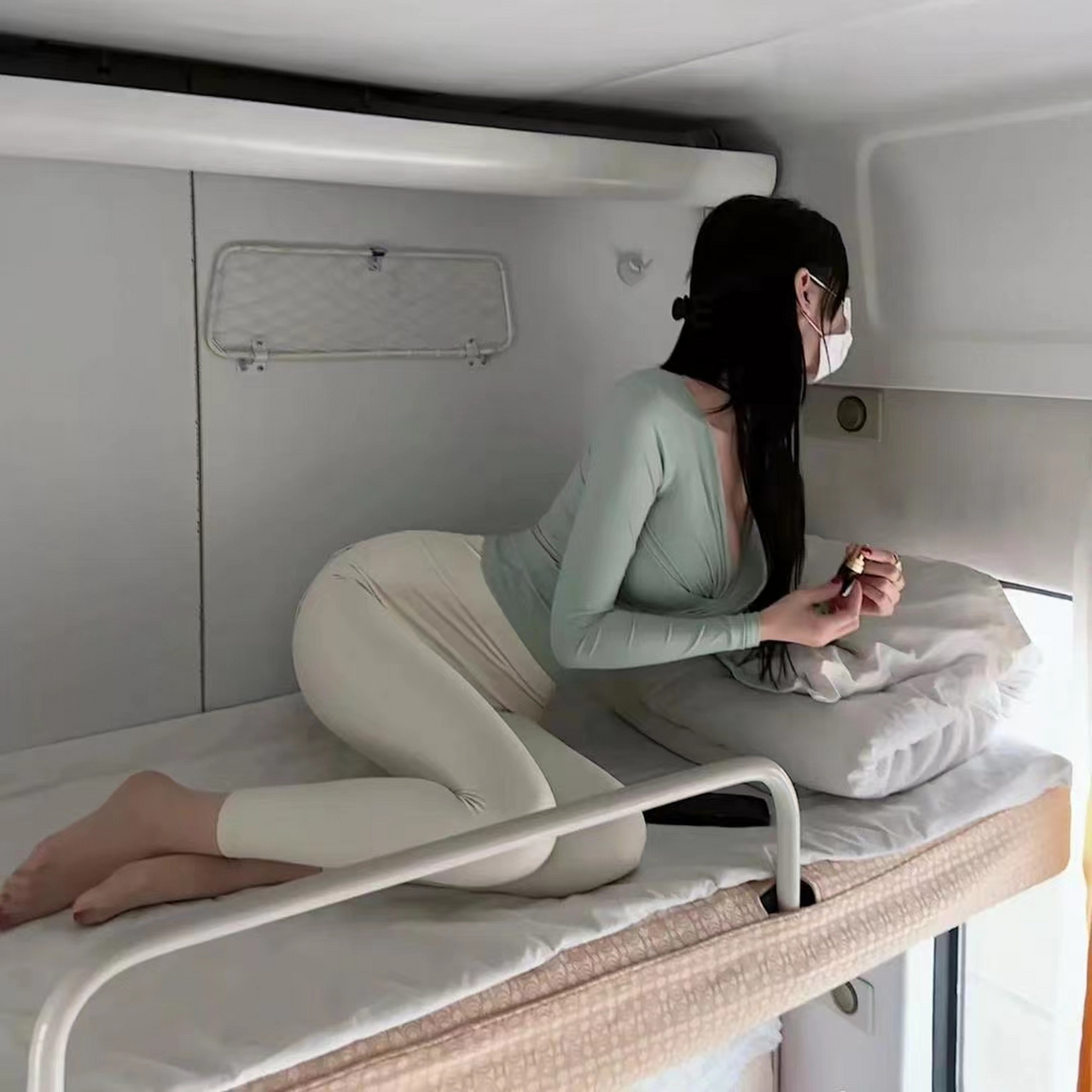 对面卧铺的小姐姐,这次买卧铺真值了#美女