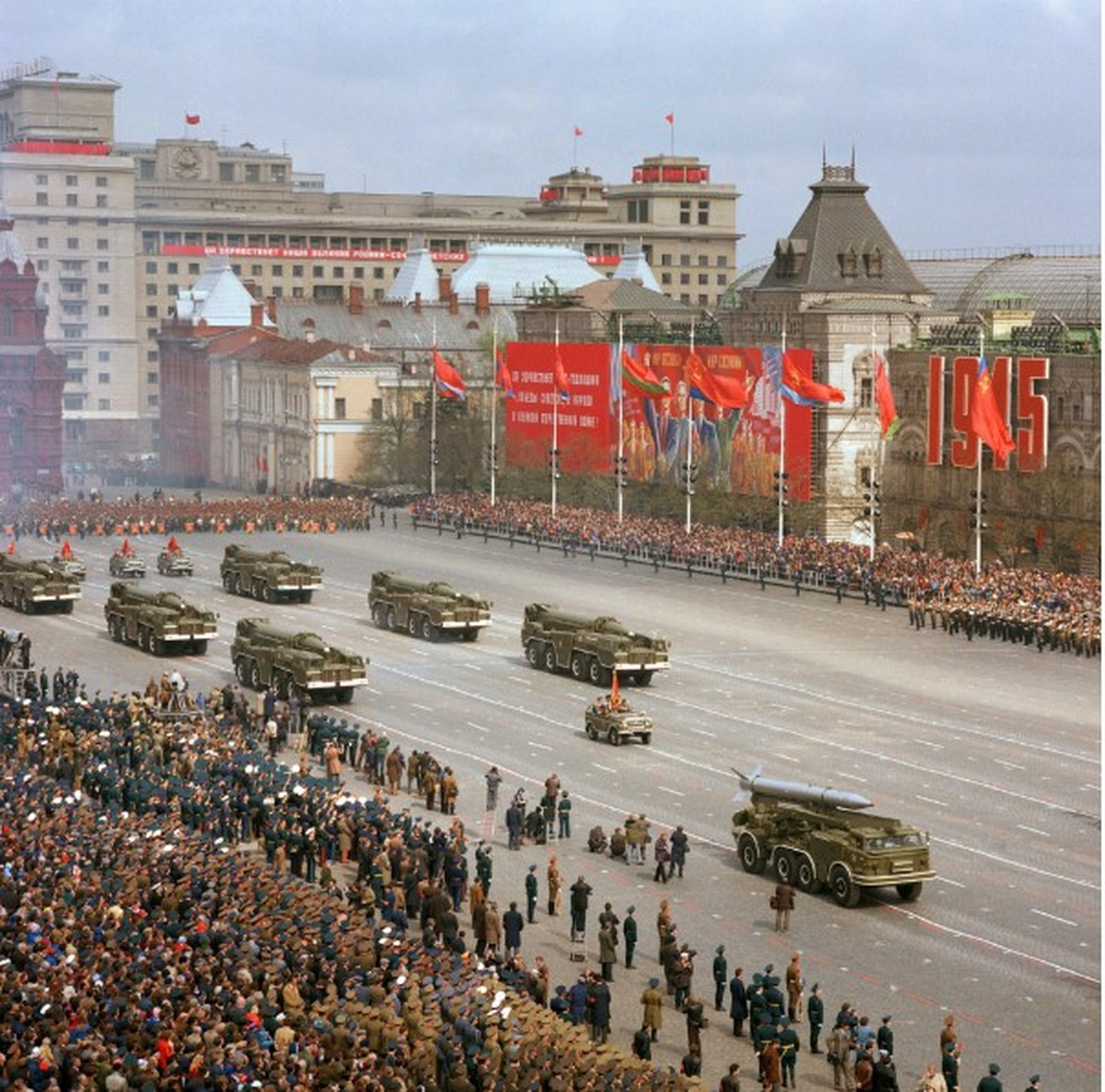 1985年苏联红场阅兵,谁能想到5年后强大的苏联就轰然倒塌了.