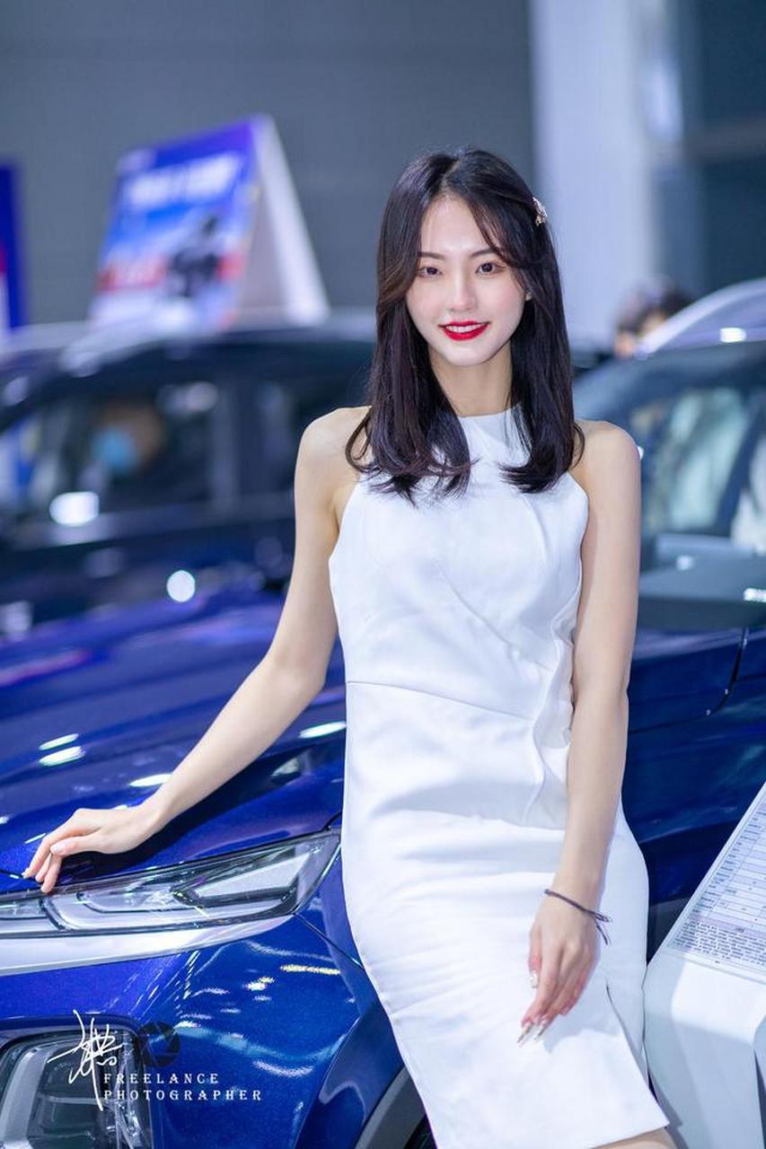 天津车展美女车模性感火辣写真
