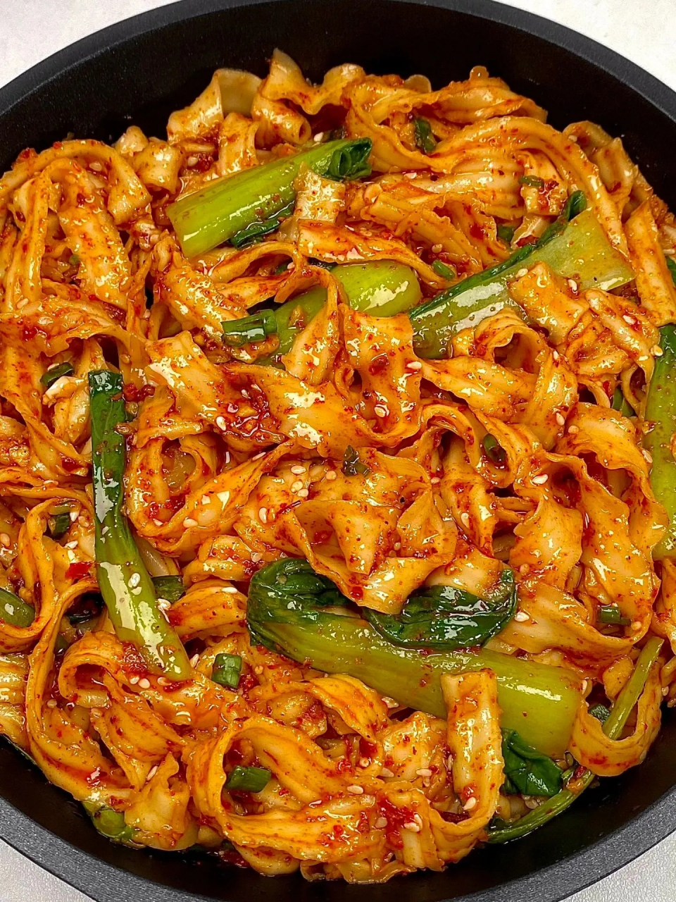 早餐做油泼刀削面做法简单又好吃  食材: 刀削面,青菜,蒜末,辣椒面