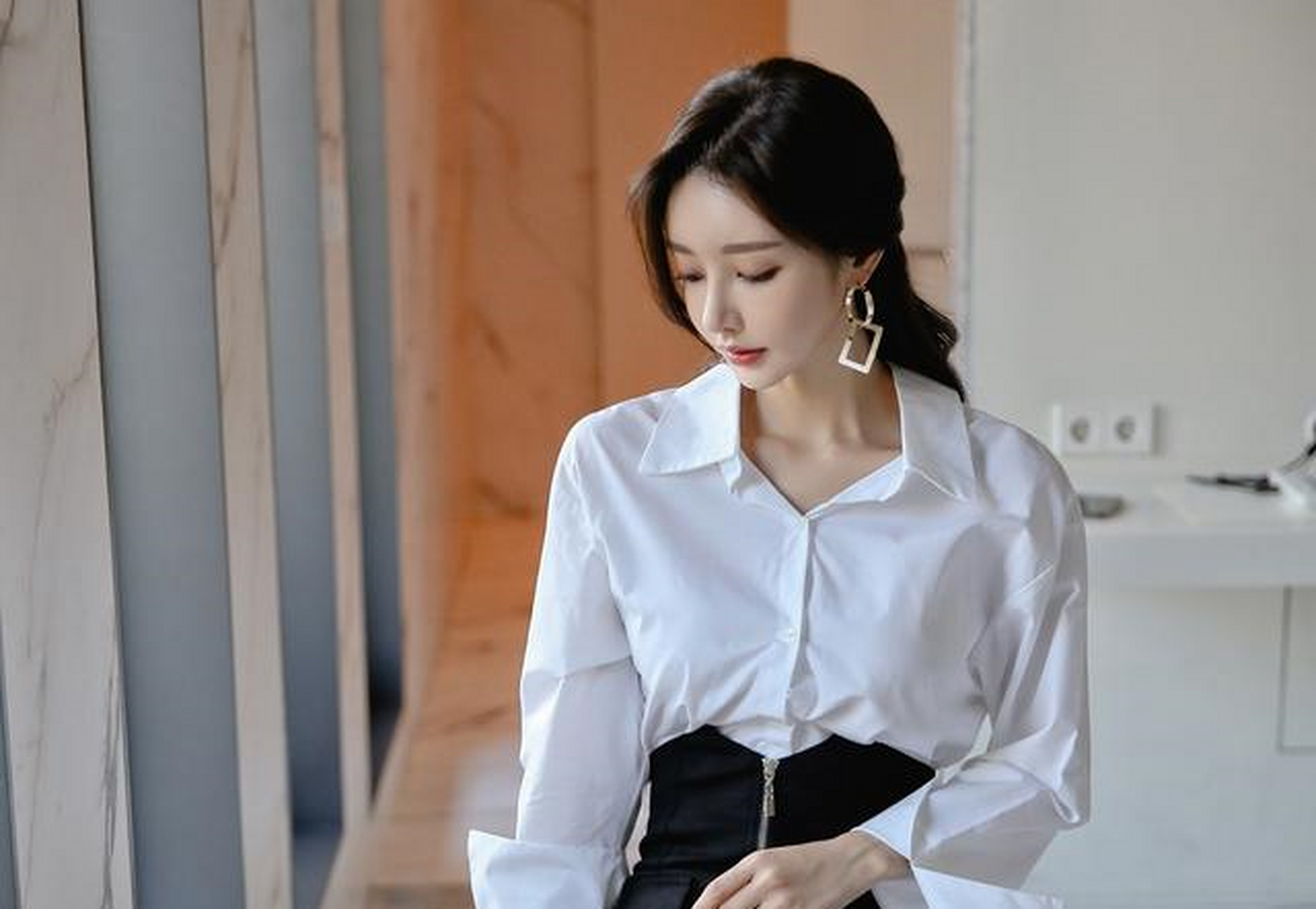 孙允珠高清美图:蛇纹魅惑丝滑缀领衣裙写真[睡觉]