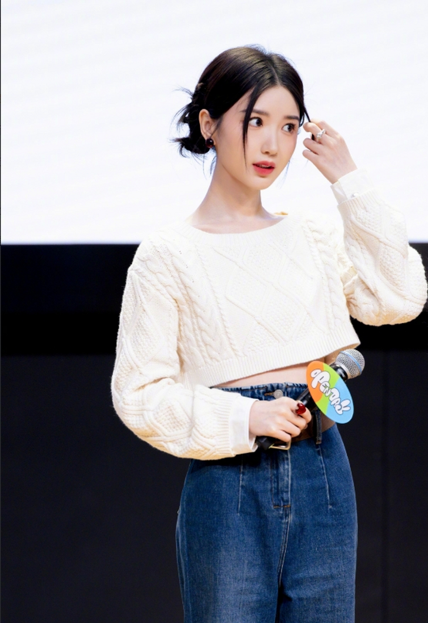 小巧玲珑,晶莹剔透的#毛晓彤# 貌美如花,五官精致,笑容甜美,身材纤瘦