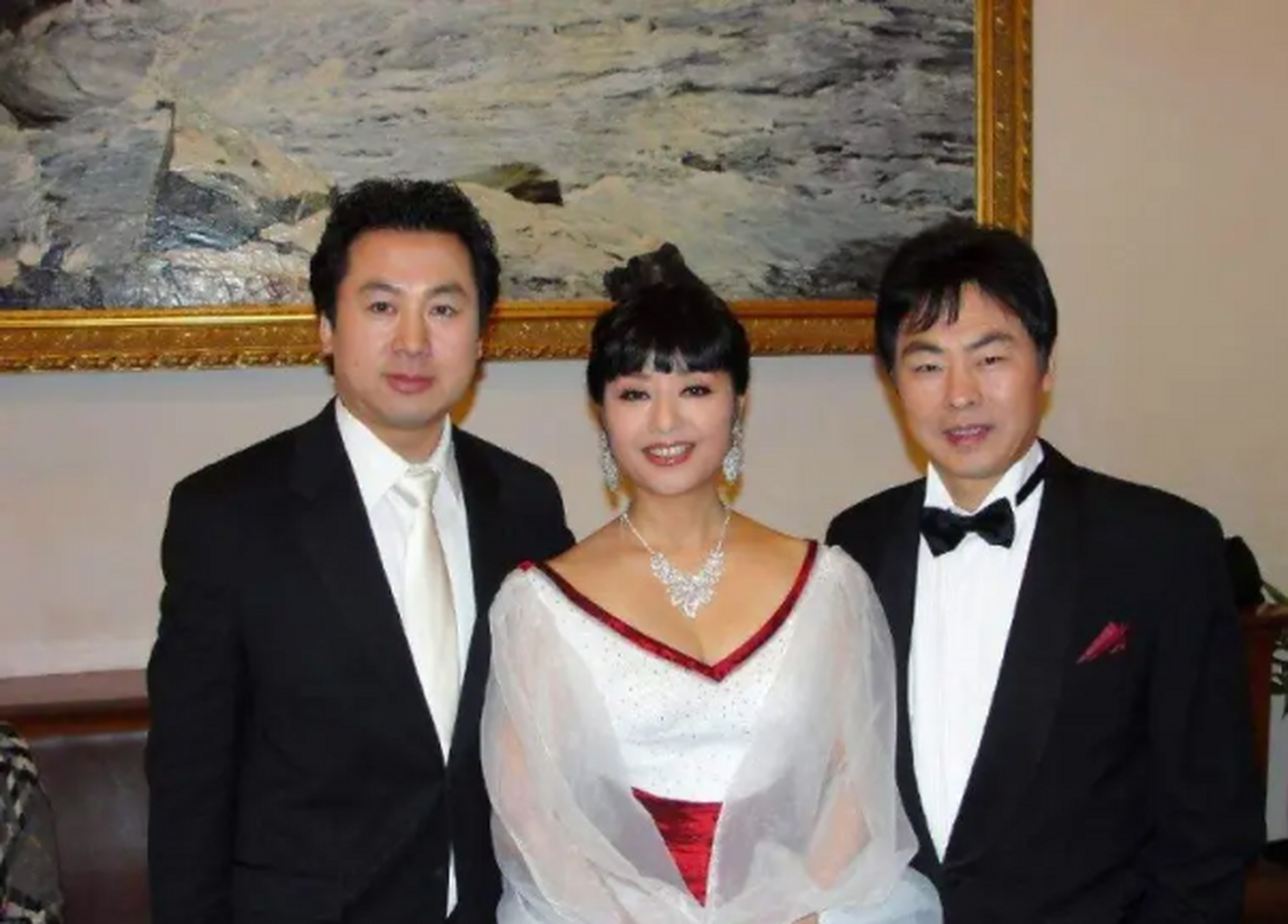 当年,三十一岁的殷秀梅与歌唱家程志结婚,婚礼当天殷秀梅却说:"把婚礼