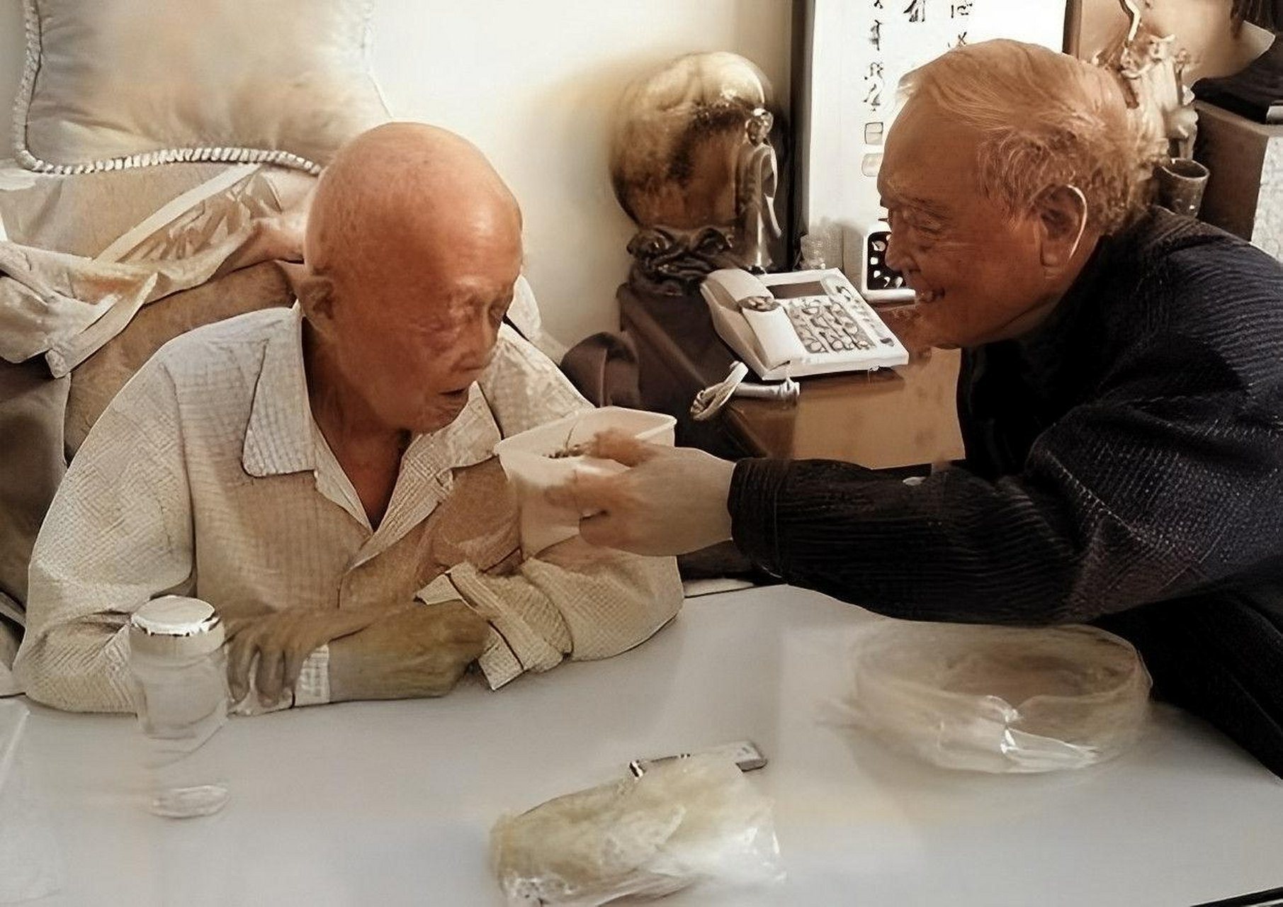 1994年,季羡林的妻子彭德华去世时,他要求儿子·季承分担4万元丧葬费