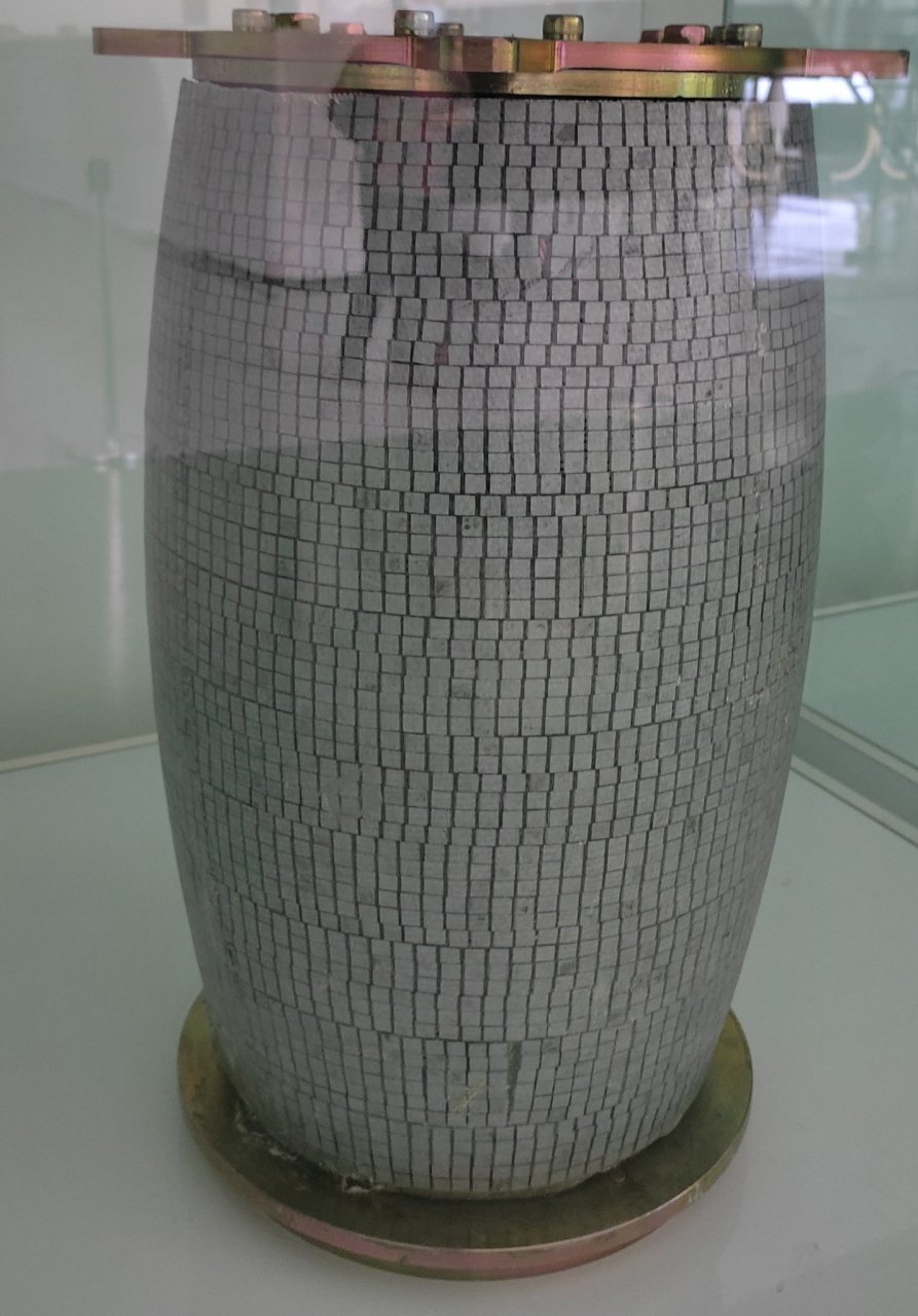 伊朗三月三防空导弹的高爆破片战斗部,橄榄球形,破片是正方体颗粒