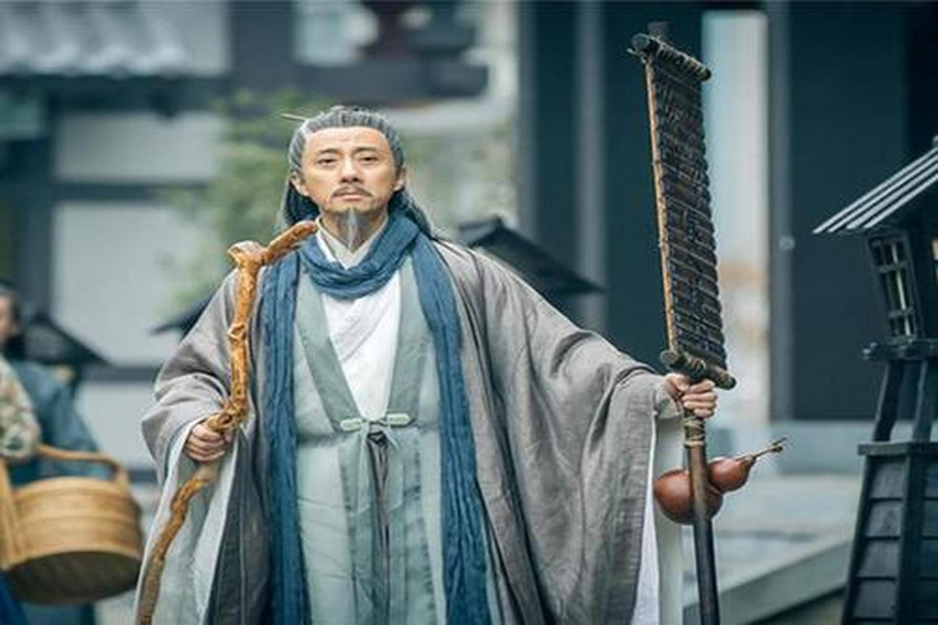 杜先生说:"你只需要循着大路往回走,碰到手持马鞭的信差,你就上去