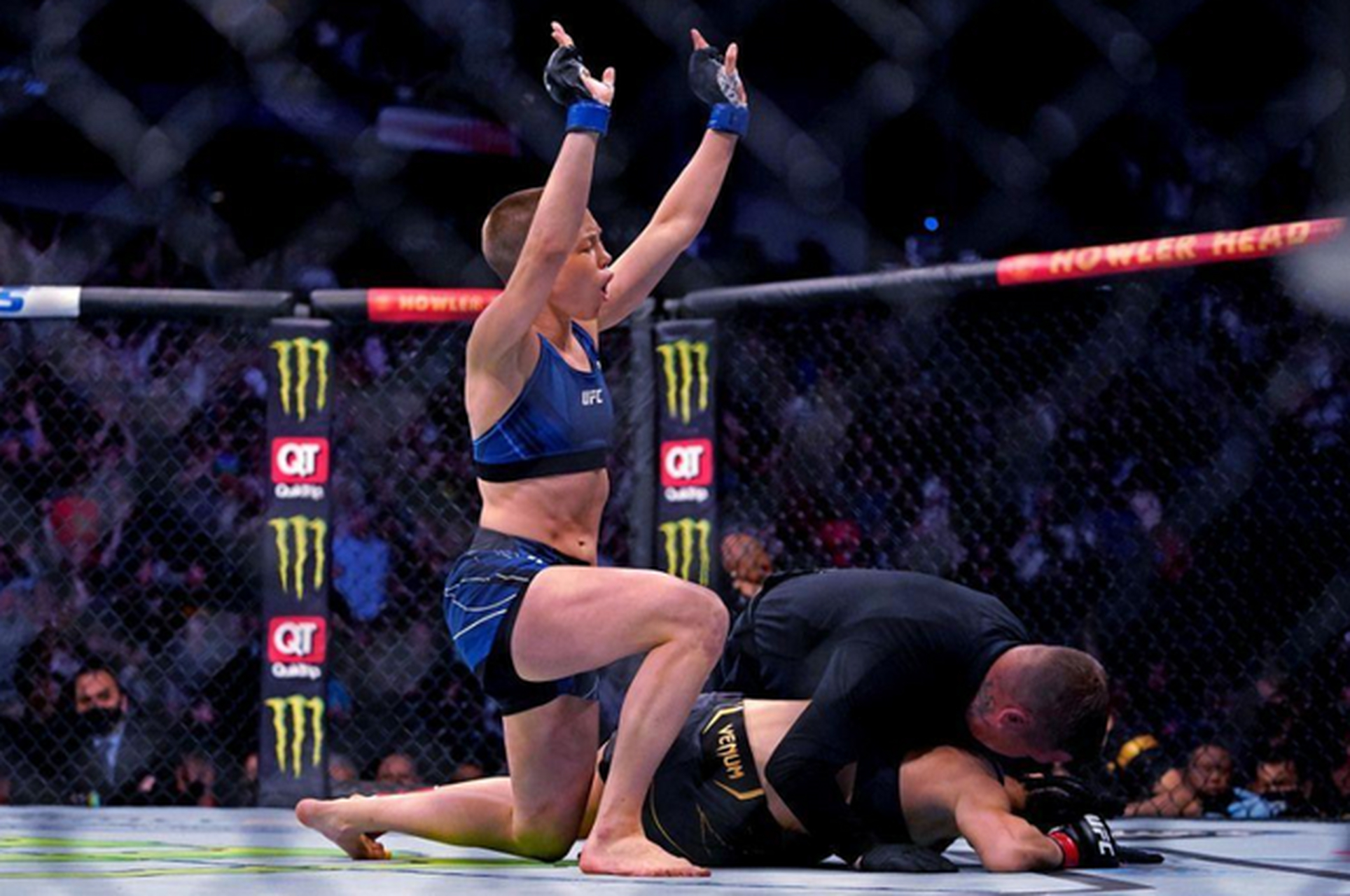 与罗斯的卫冕之战,张伟丽开场1分18秒就惨遭对手高扫ko,丢掉了ufc女子