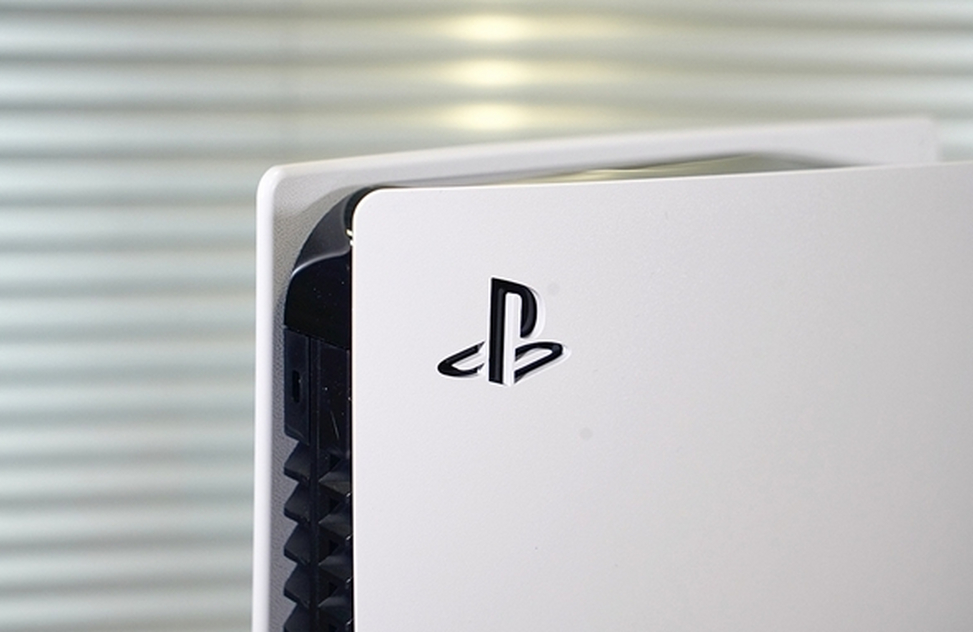 索尼ps5 slim谍照曝光:更丑了 8月12日消息,此前有多方爆料称,索尼