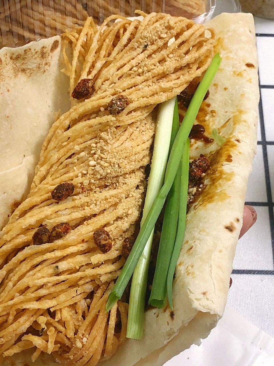 徐州特色美食:烙馍卷馓子 烙馍真的是"万物皆可卷" 烙馍上抹点黄豆酱