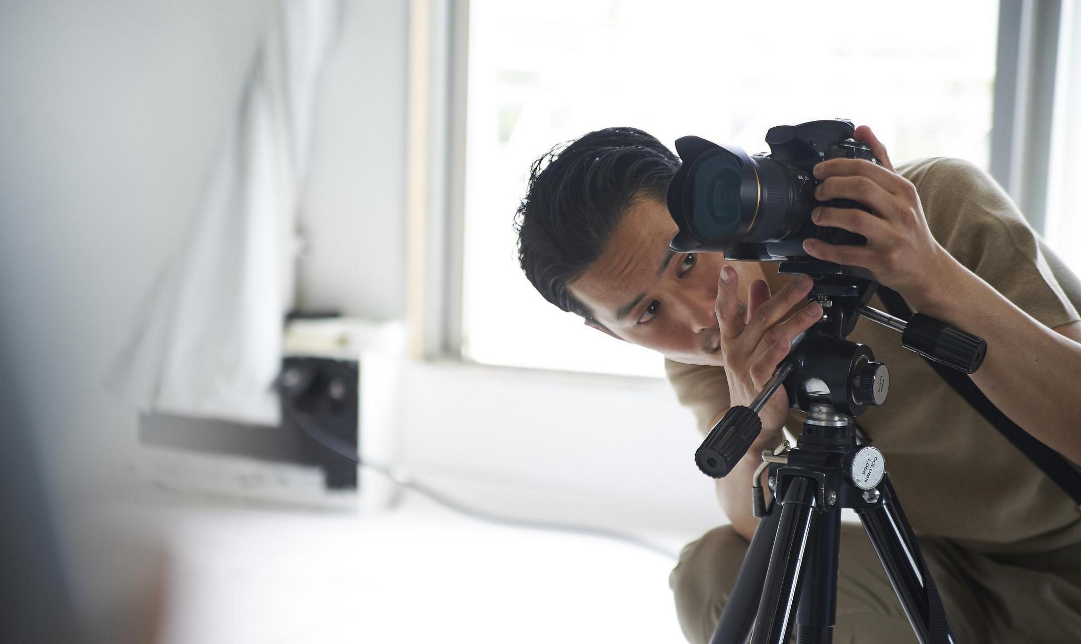 具体来说,摄影师助理的主要工作包括:搭建和拆卸拍摄场景,协助摄影师