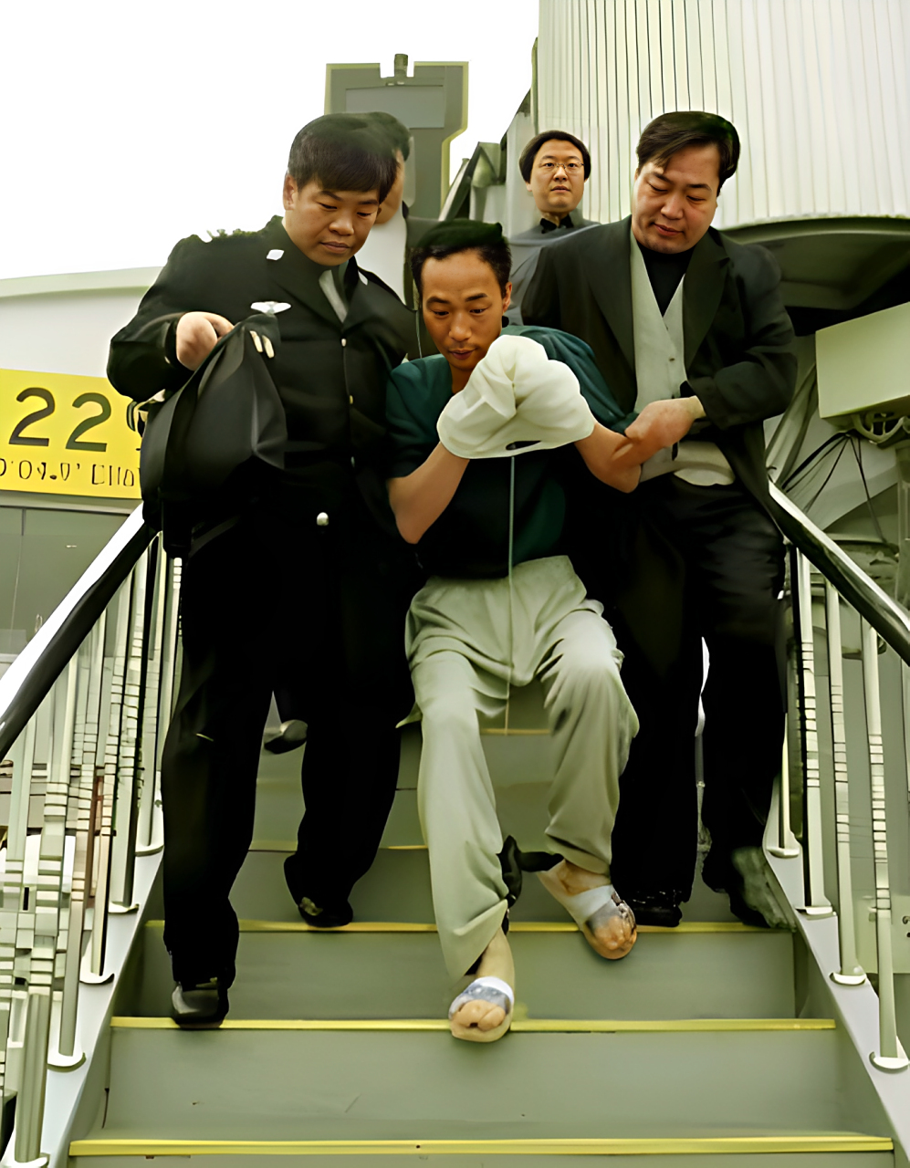 2001年3月,被押回石家庄的靳如超在16日凌晨点燃所有炸药!