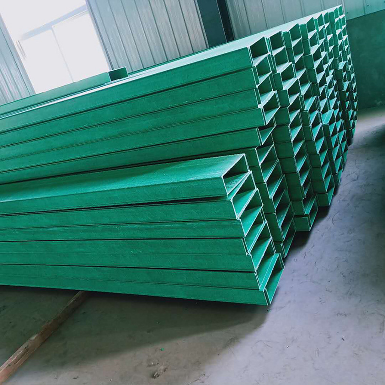 玻璃钢电缆桥架# 玻璃钢桥架:传统的金属桥梁表面防腐层厚度小,在