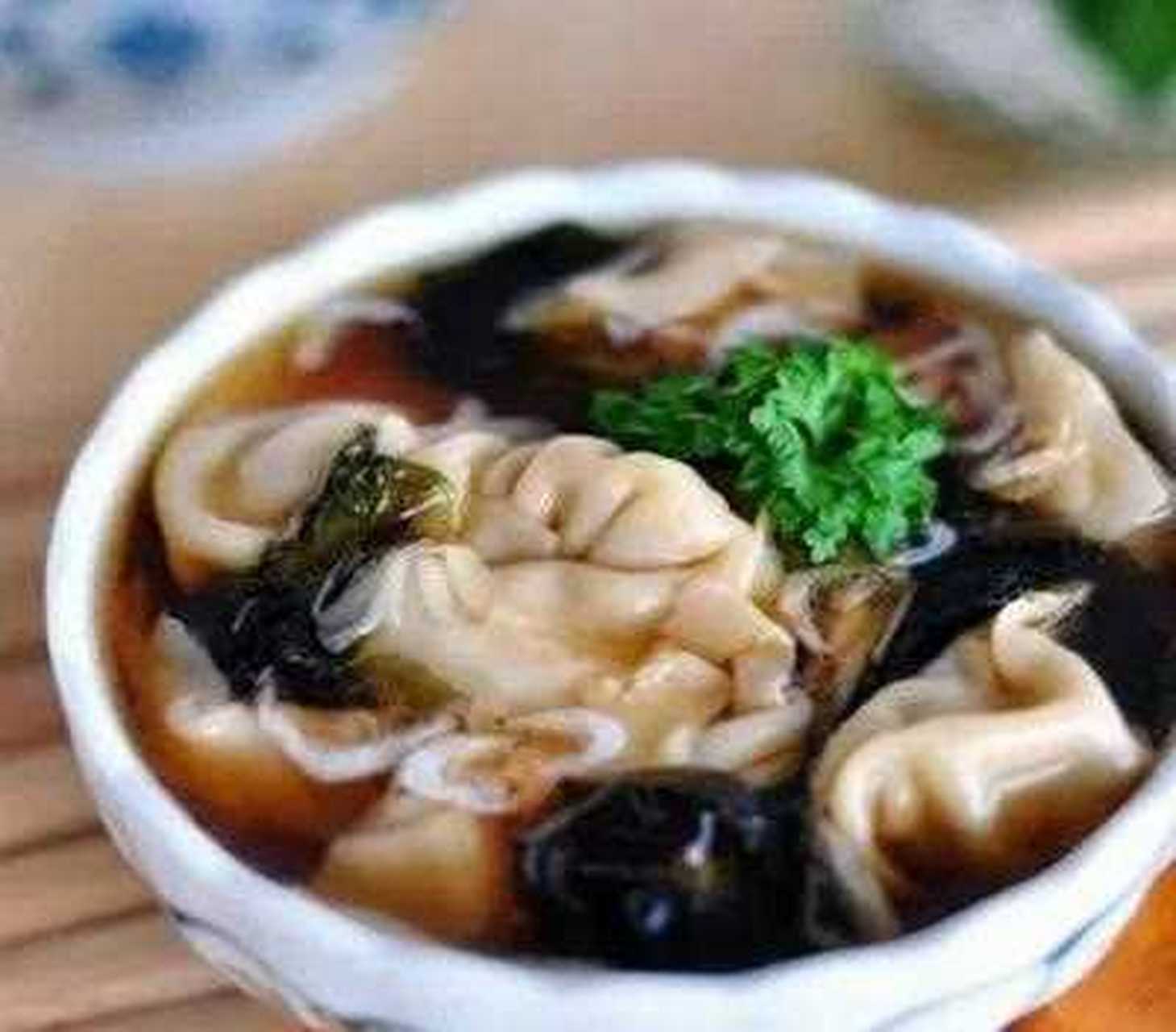 乌鸡大补馄饨好好吃饭呦  ①乌鸡炖汤前,仔细剔下不爱吃的鸡胸肉,与