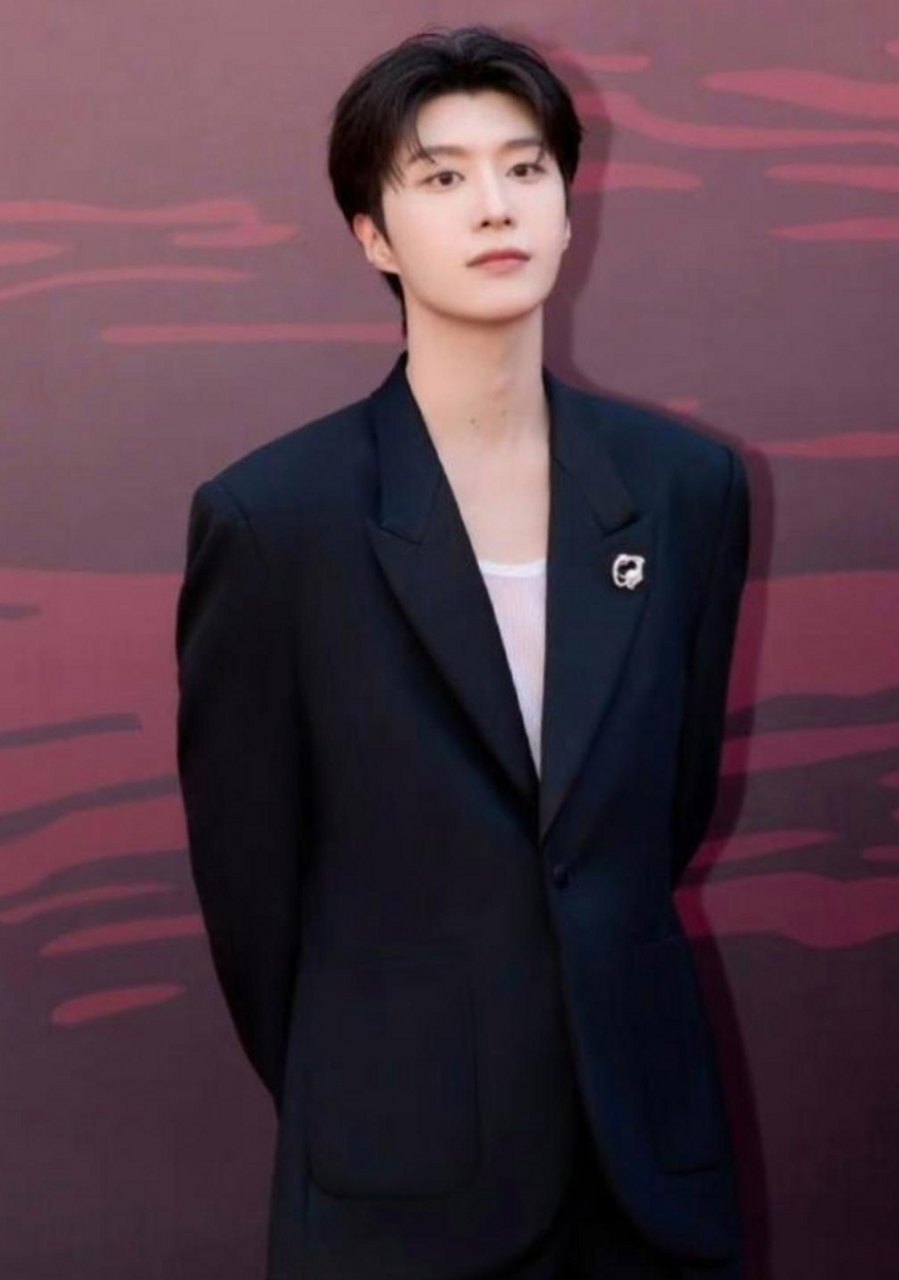 范丞丞,脖子上的痦子好多呀,开了美颜都挡不住. [大笑]实践出真知