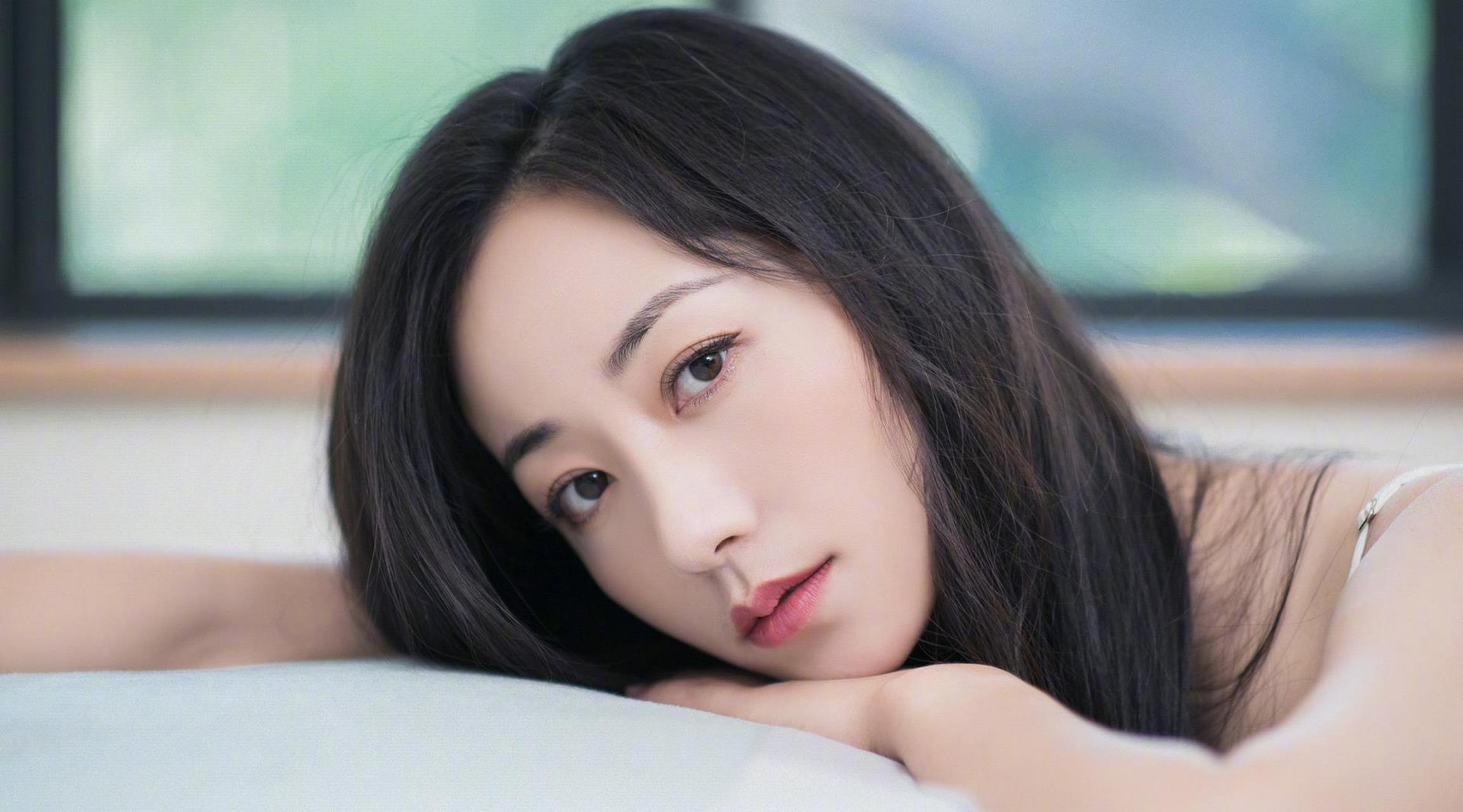 江苏苏州女演员韩雪,白色吊带长裙,女人味十足 江苏苏州女演员韩雪