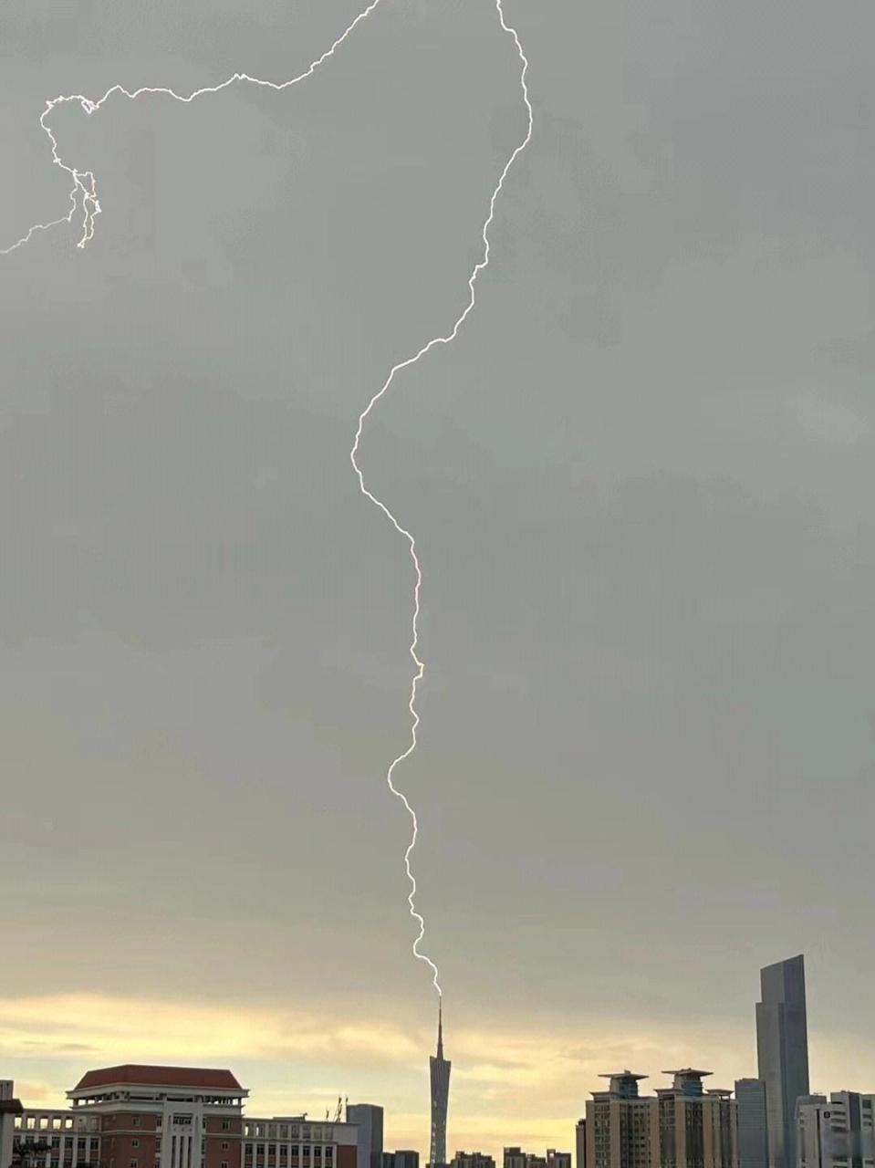 牛逼了!我的天,雷电正中广州塔  #搞笑