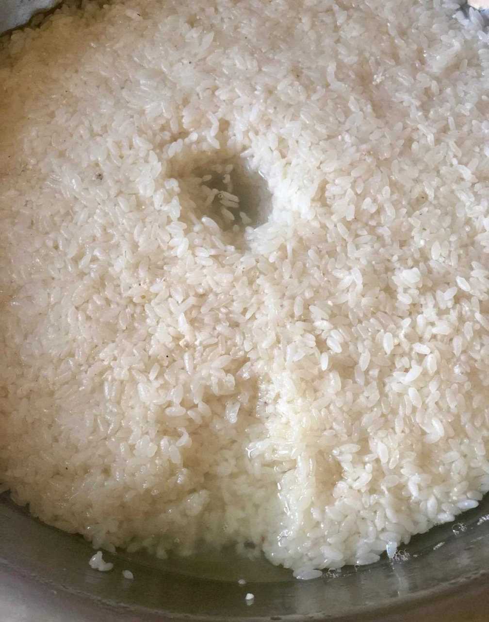 甜酒酿:糯米浸泡一晚上,洗净隔水蒸熟(不能直接电饭煲煮熟).