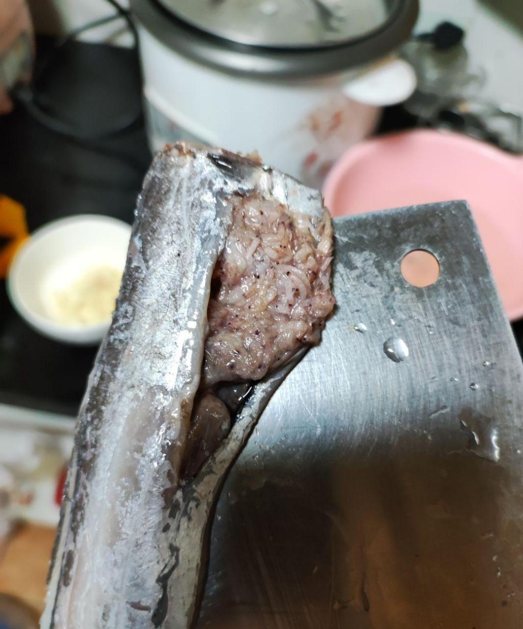 网友:菜市场买的带鱼,肚子里面怎么还有虫子?这带鱼还能吃吗?