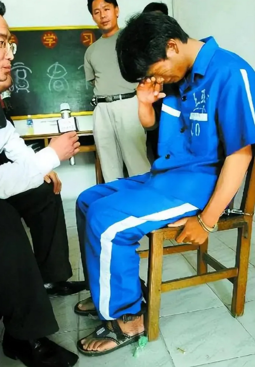 这是2004年,在三亚看守所哭泣的马加爵!