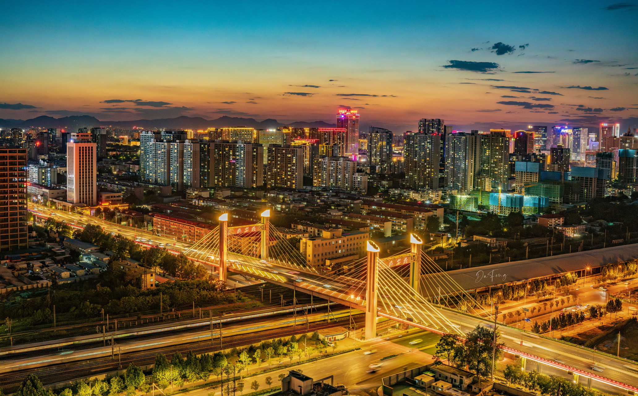 我爱石家庄#【石家庄的夜景车水马龙,俯看霓虹灯闪烁下的城市】境常