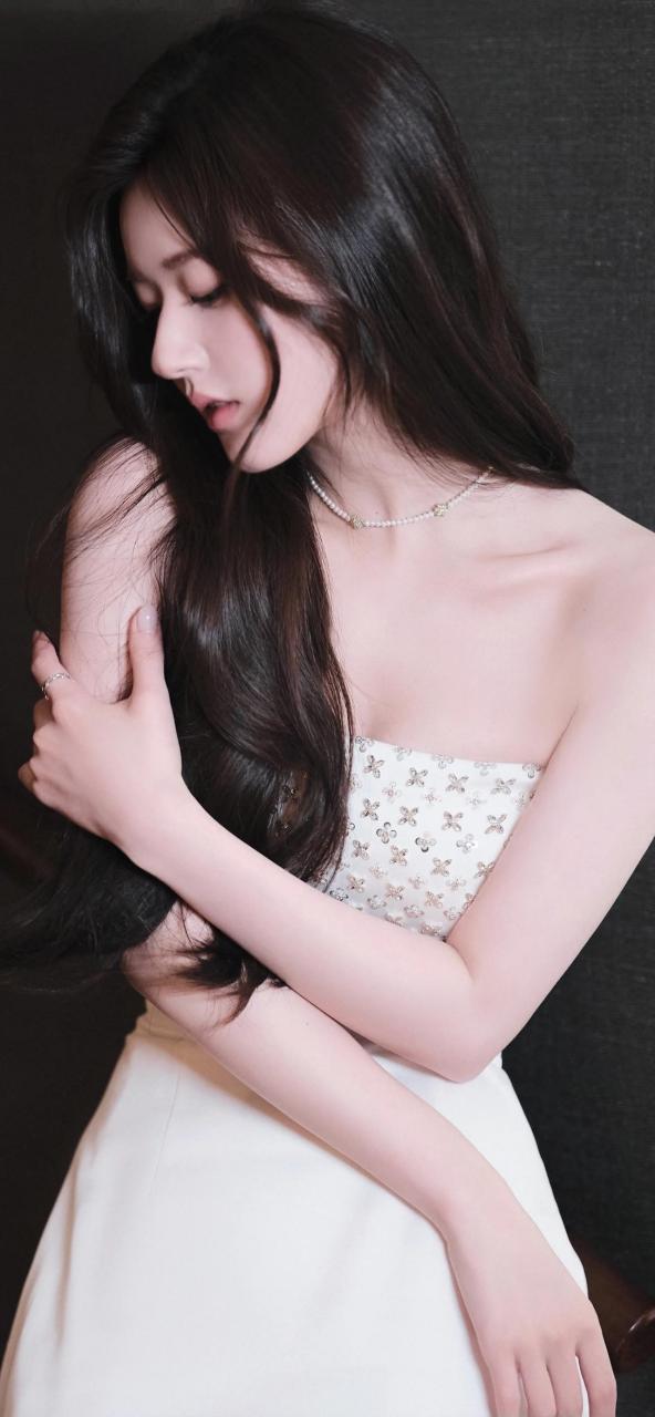 写真馆|甜姐儿赵露思绝美白色礼服