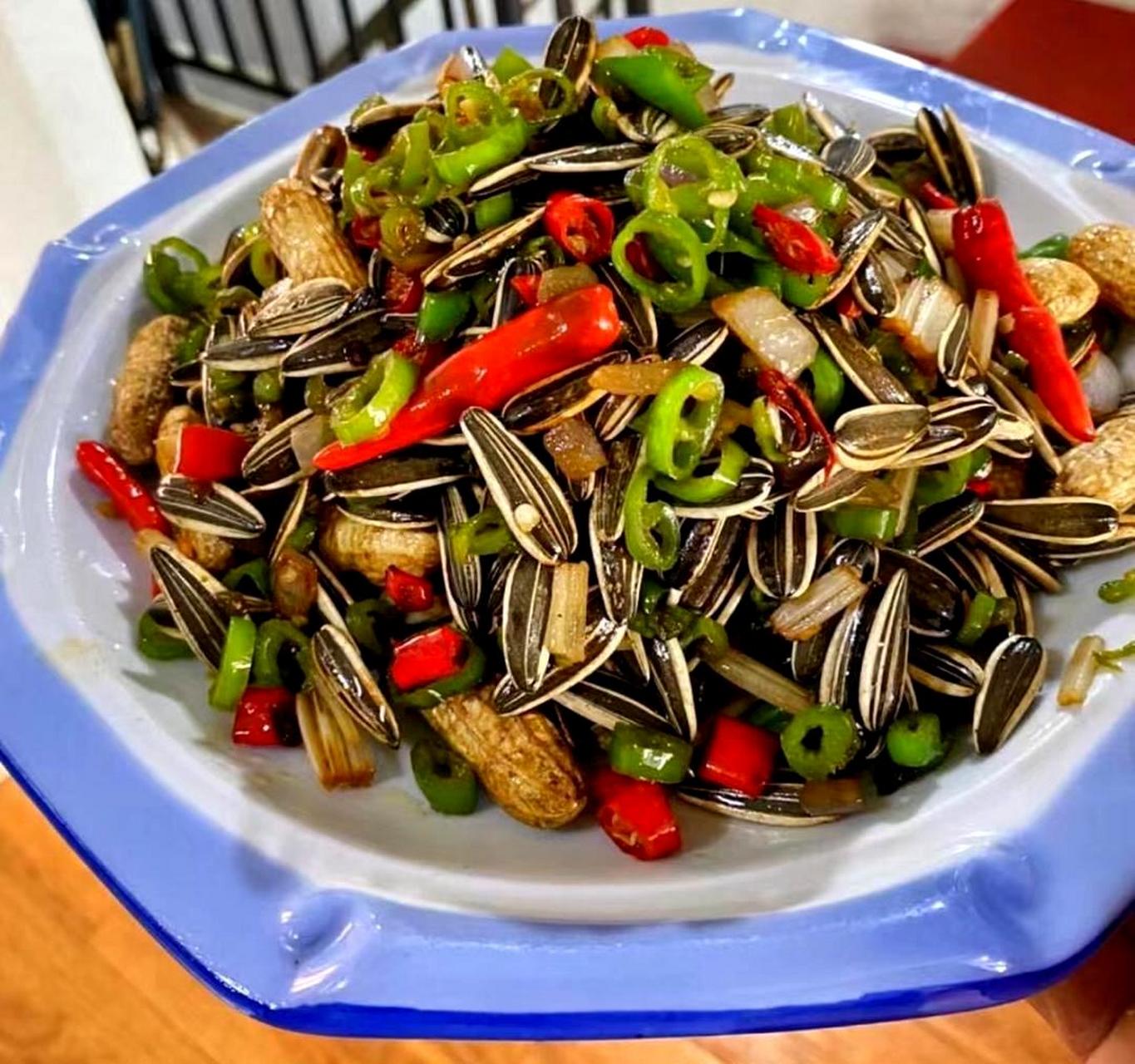 这种特产是哪里的?我第一次见到,它是将瓜子和辣椒一起炒制而成的.