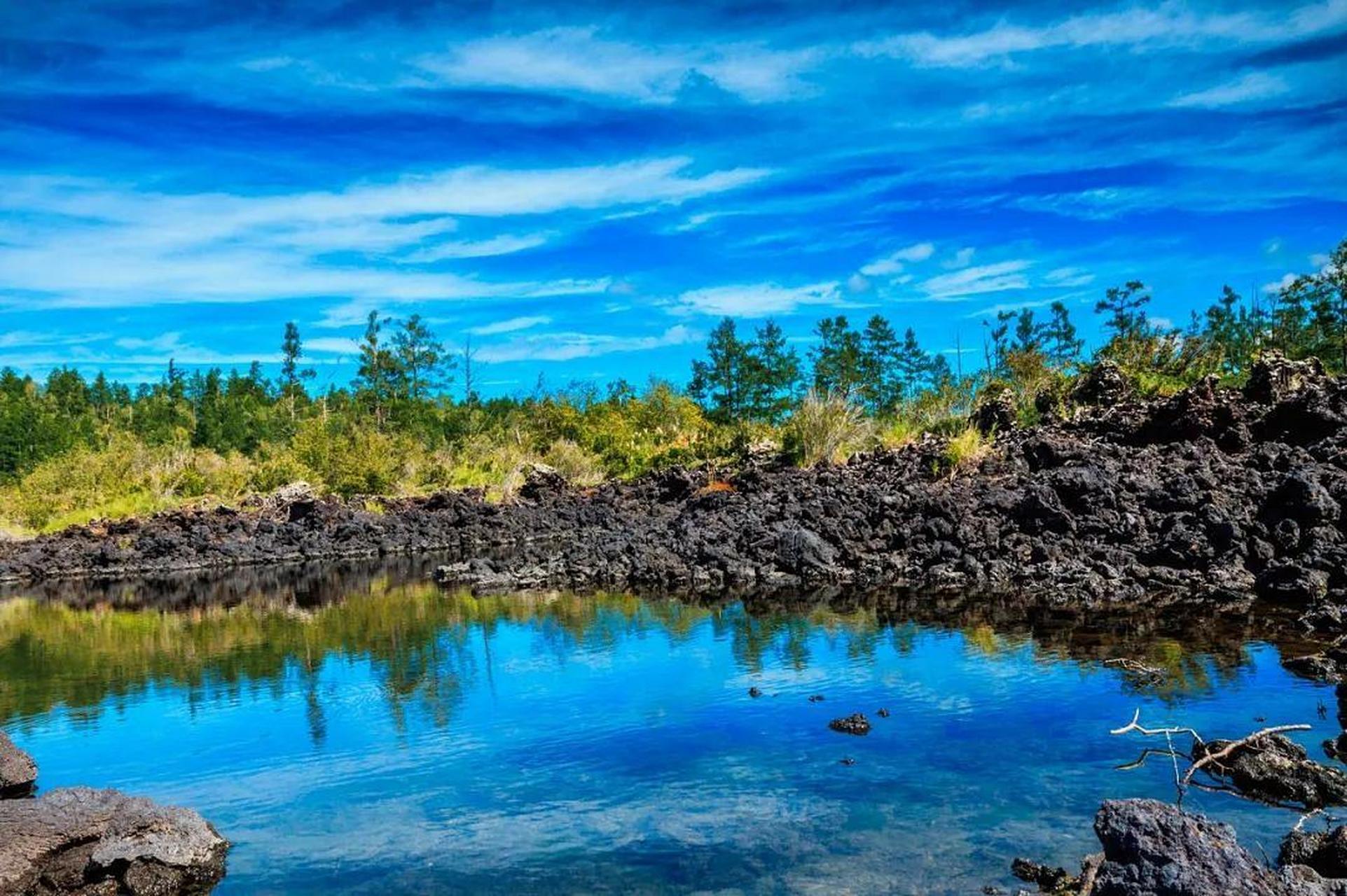 石塘林位于天池东,距阿尔山市84公里,是大兴安岭奇景之一.