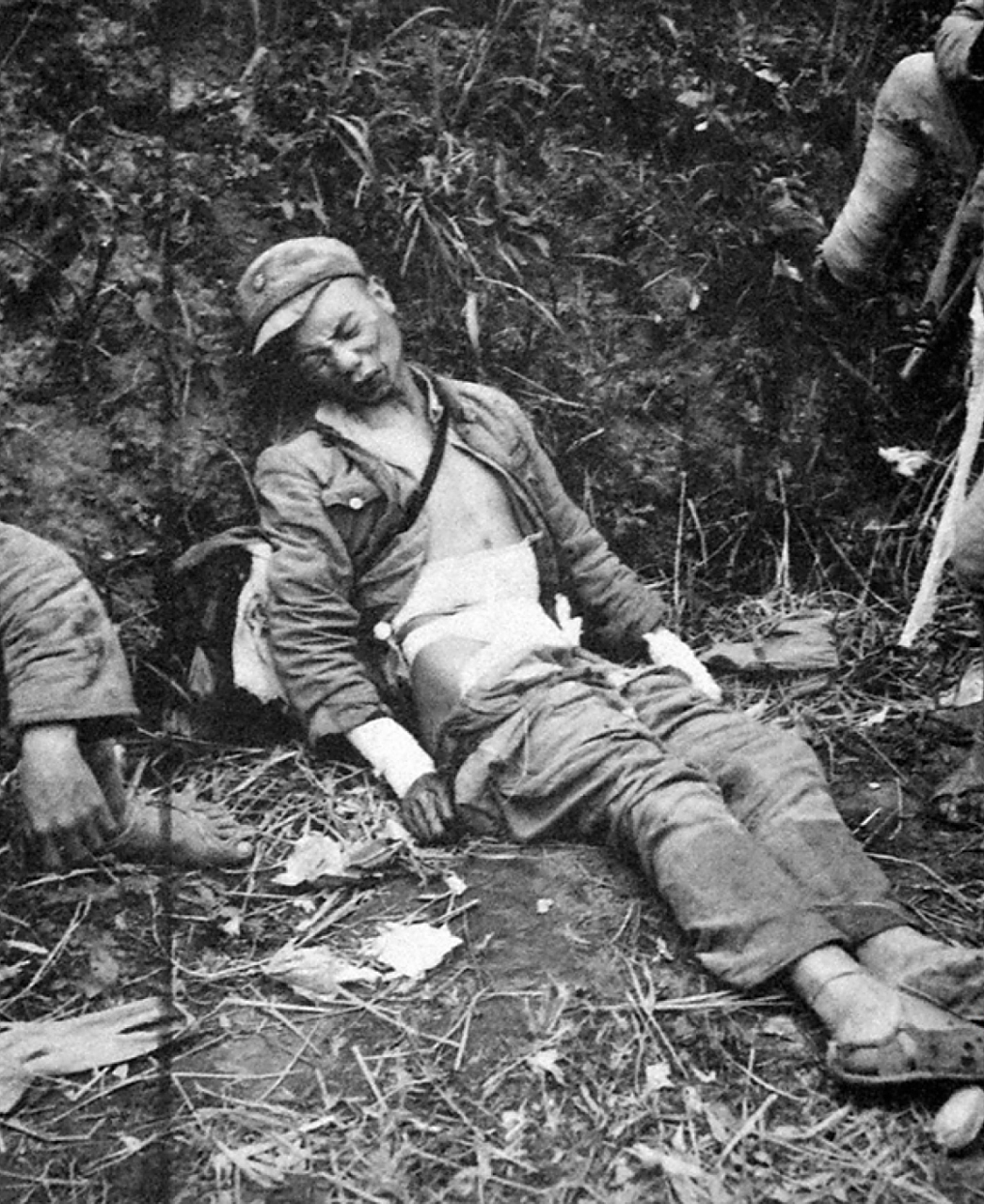 这张照片被网友广泛解读为"抗战期间牺牲的川军战士",但其实,这个士兵