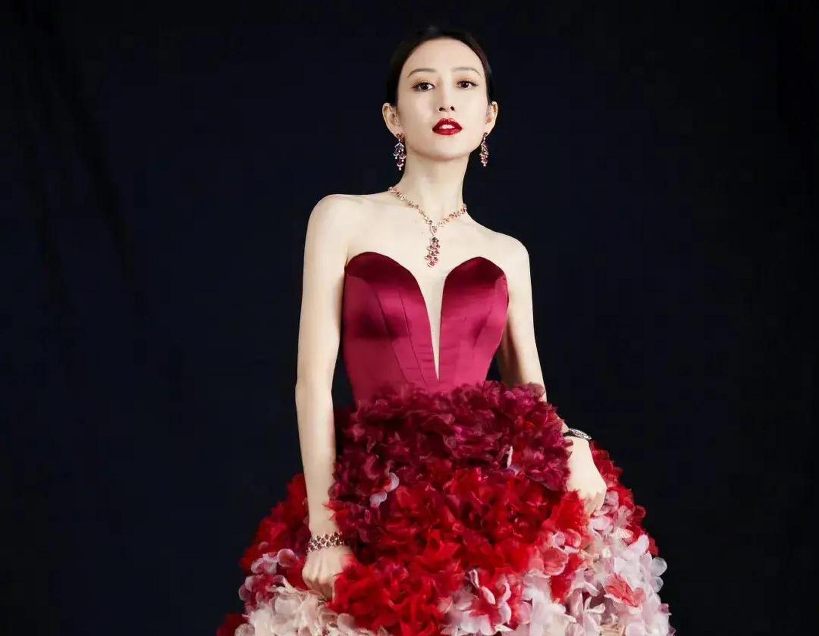 王鸥沸腾之夜造型好美!