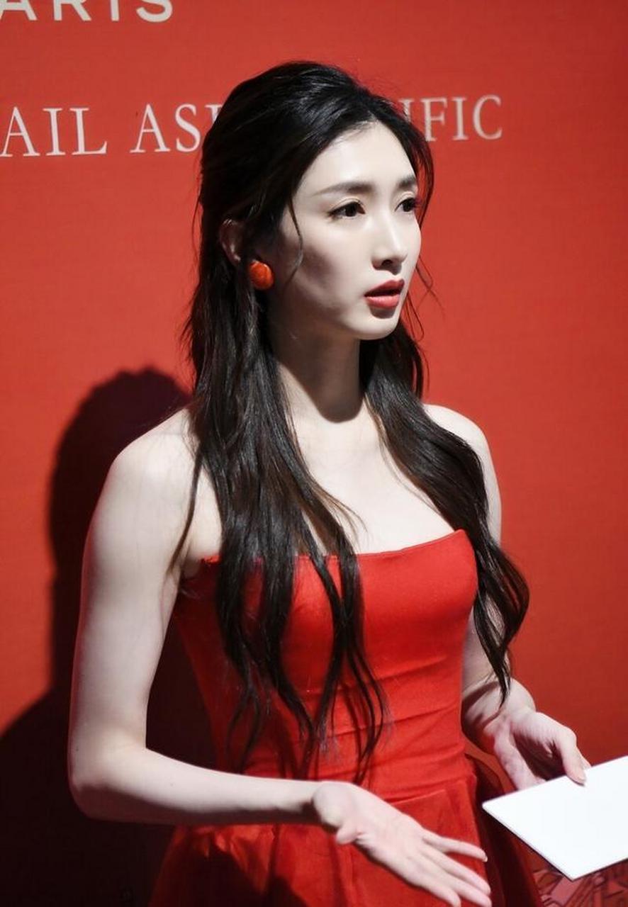 江疏影红色抹胸连衣裙性感美艳