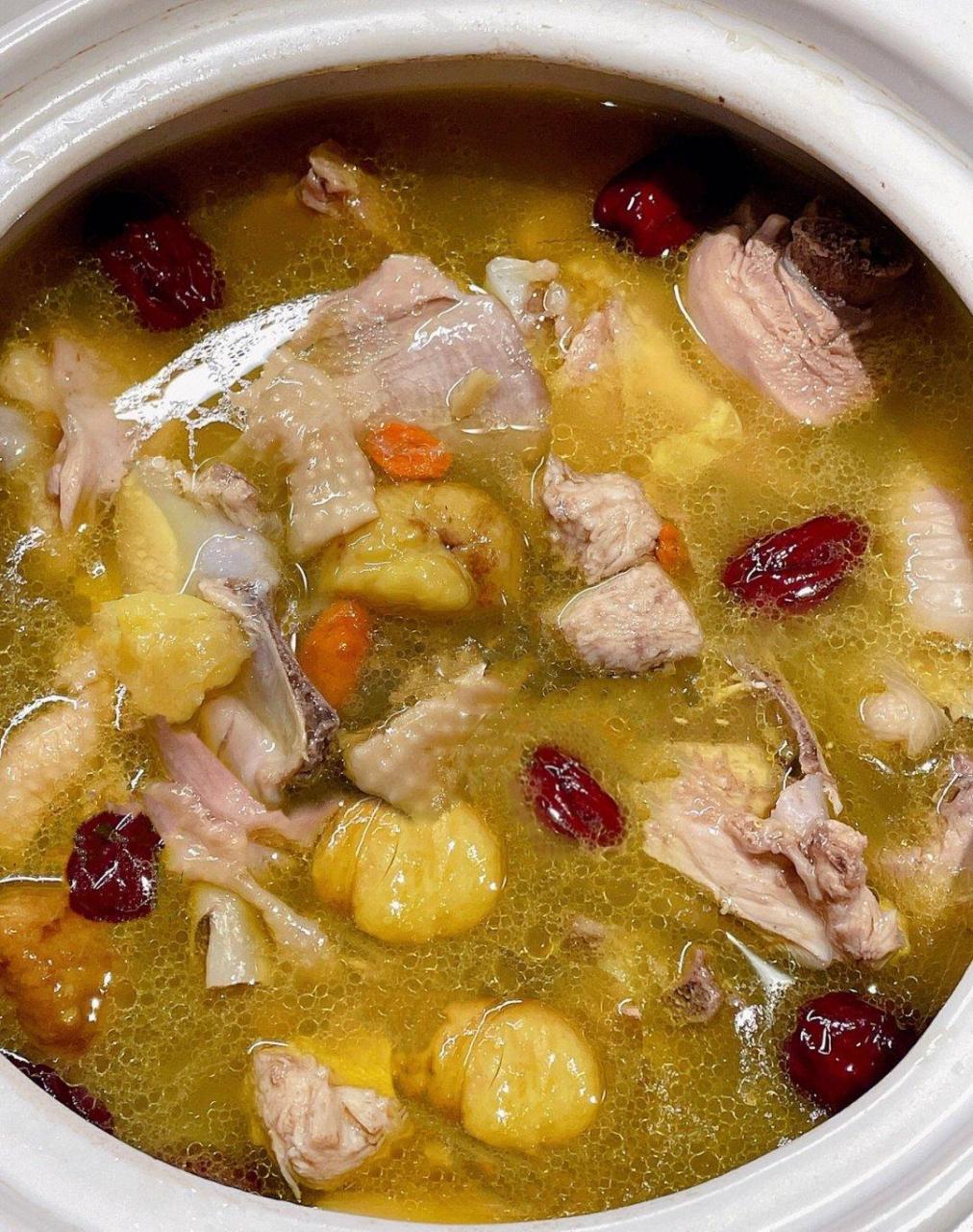 板栗96鸡汤炖起来||| 秋天天气干燥要多喝点滋补暖胃的汤 刚好前几