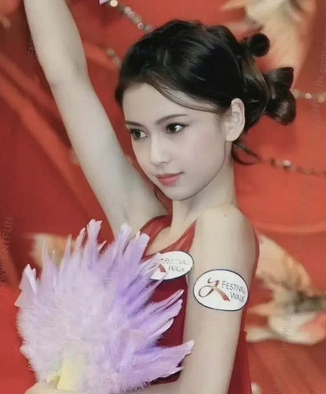 杨颖是一位备受关注的明星,她的早期照片也是许多粉丝喜欢讨论的话题.