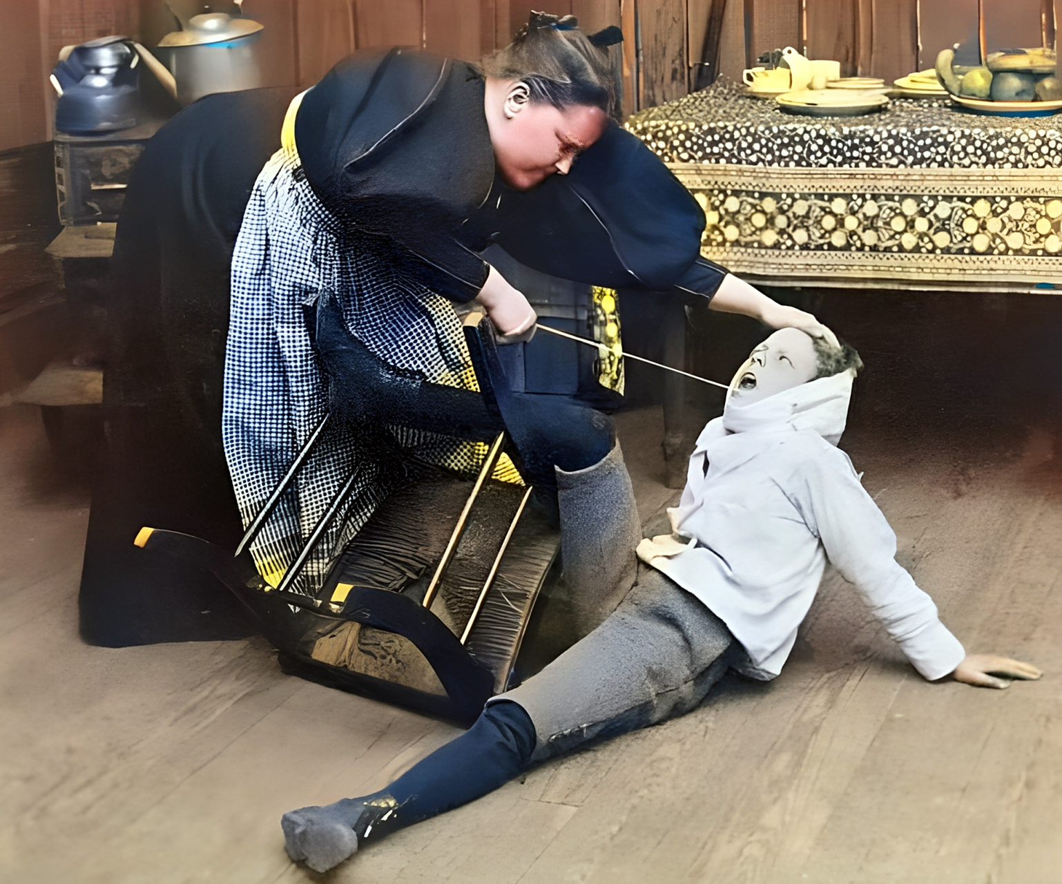 1897年,一位母亲帮助牙疼的儿子拔牙.