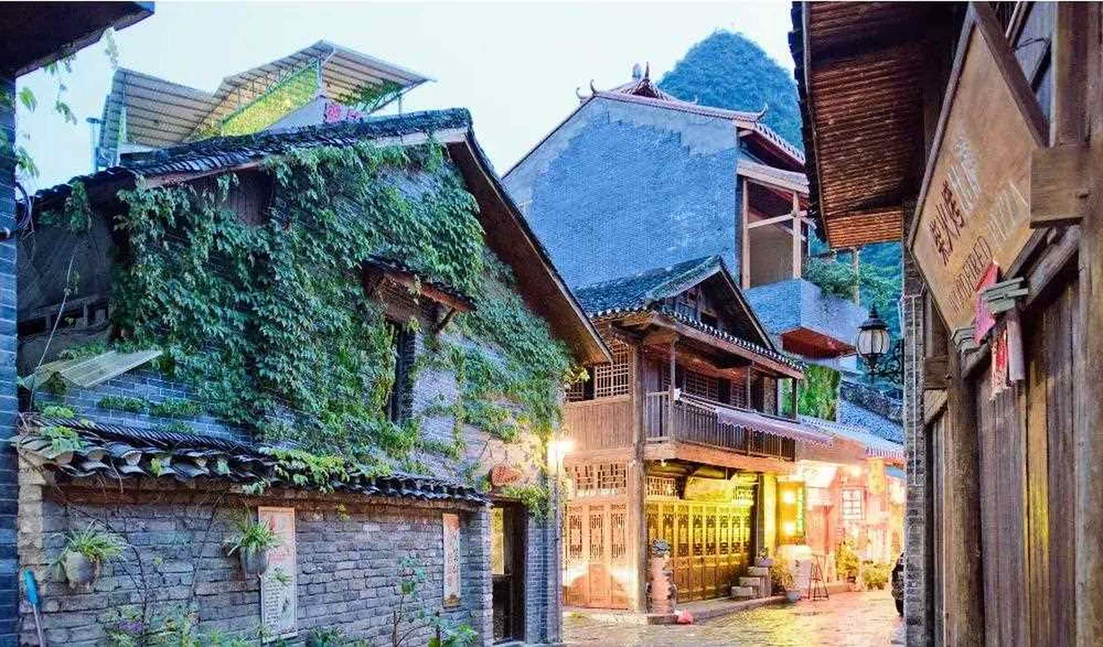 喜欢兴坪古镇的夜晚,生活气息浓郁,1公里多的石板街,不用半个小时就能