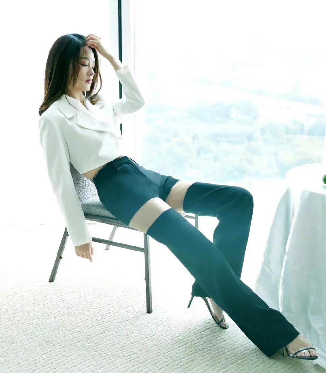 李沁性感小蛮腰大长腿!