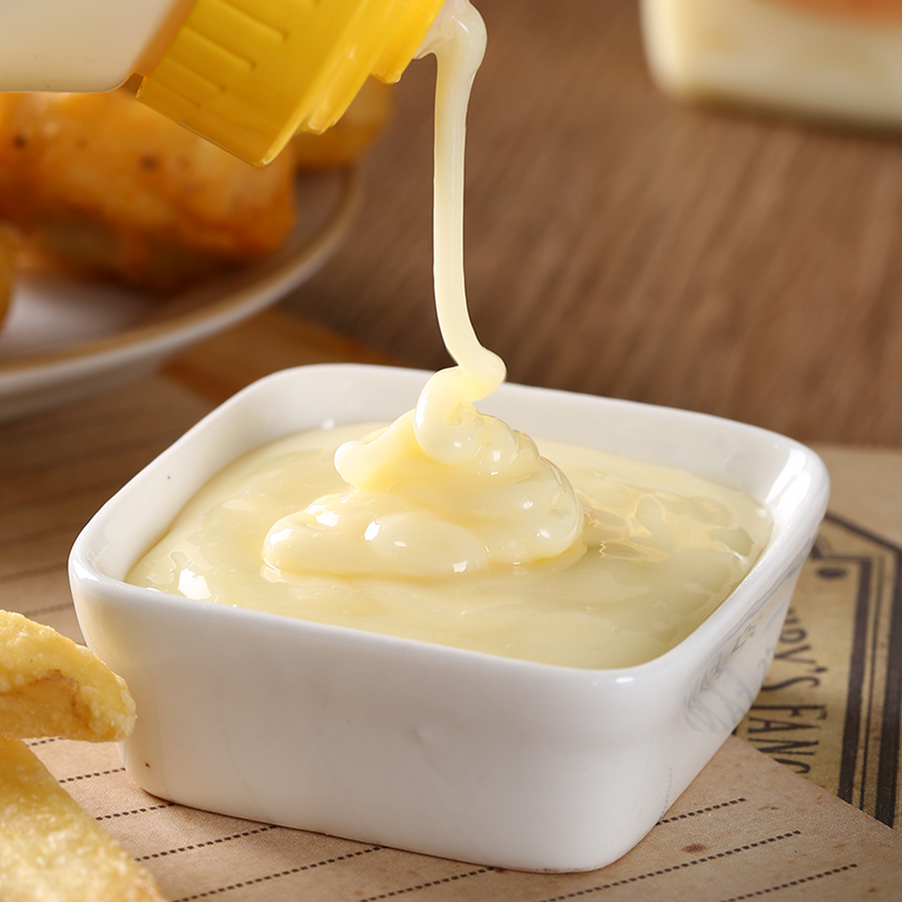 奶香芝士酱属于复合调味酱,是一种常见提味酱料,口感丝滑,带有芝士味