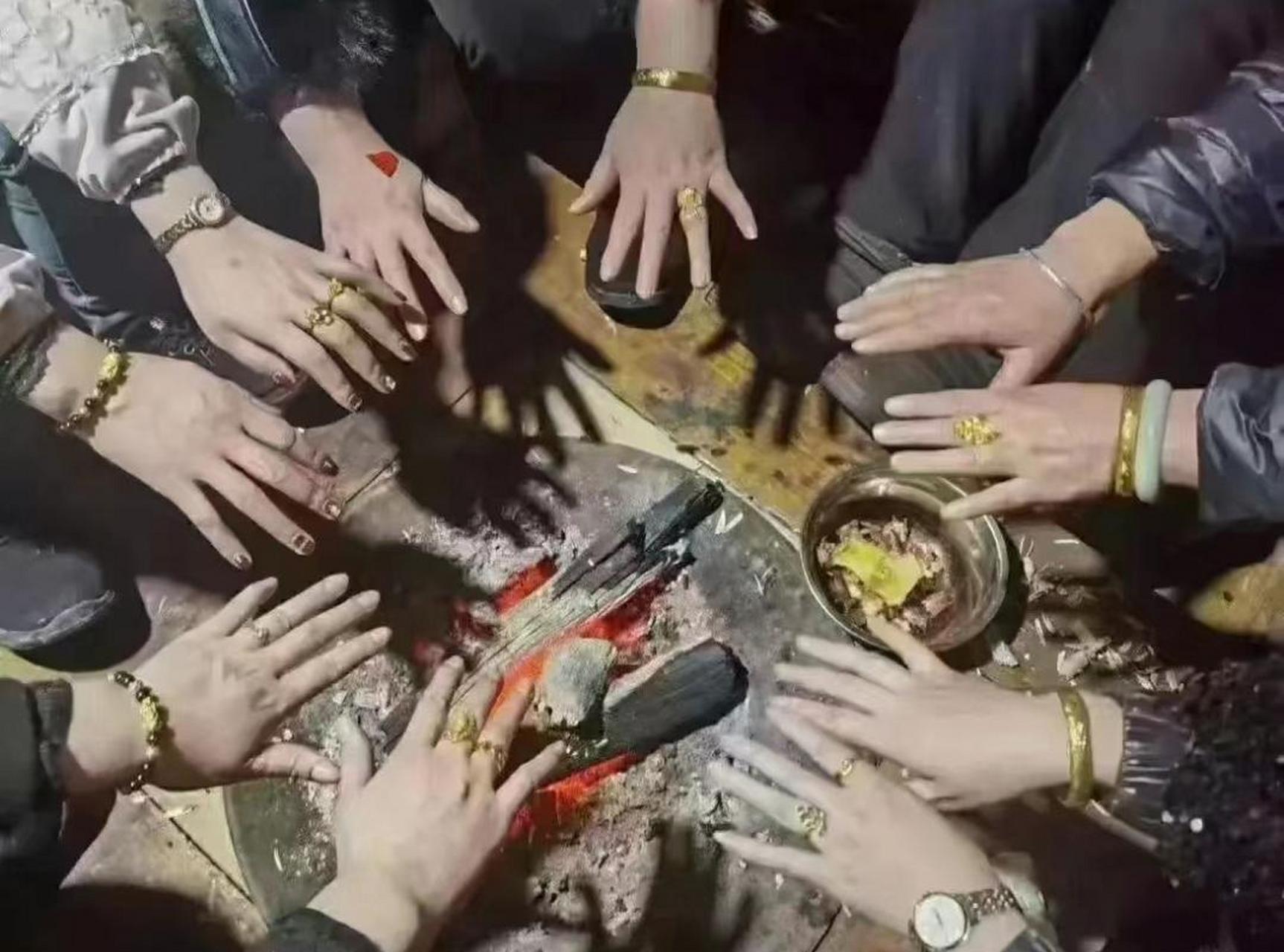 回村过年,烤火我都不配. #趣图搞笑