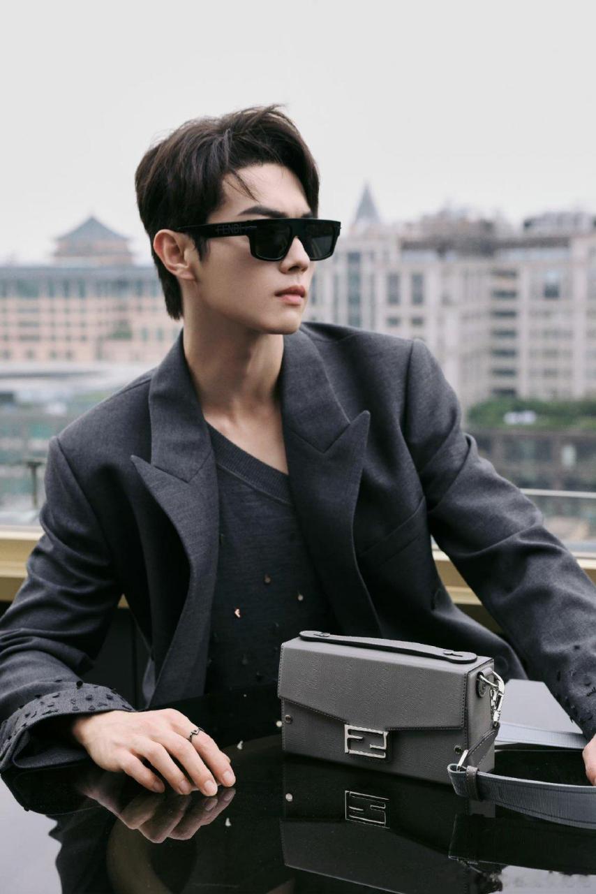 许凯深灰色风衣造型##许凯深灰色风衣#被许凯soso帅到了,好bking!