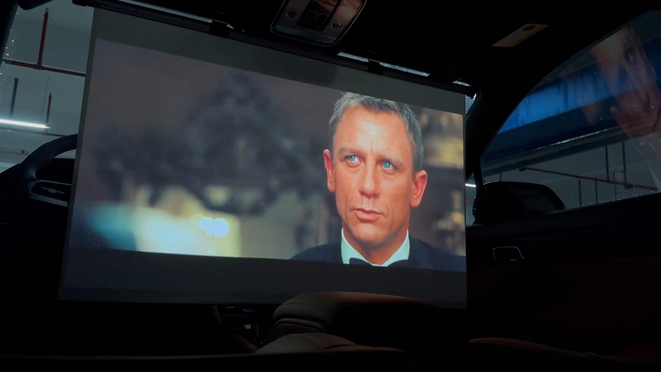 车载投影仪# #车载投影支架# #投影仪科普#  悠闲的午后,放倒座椅