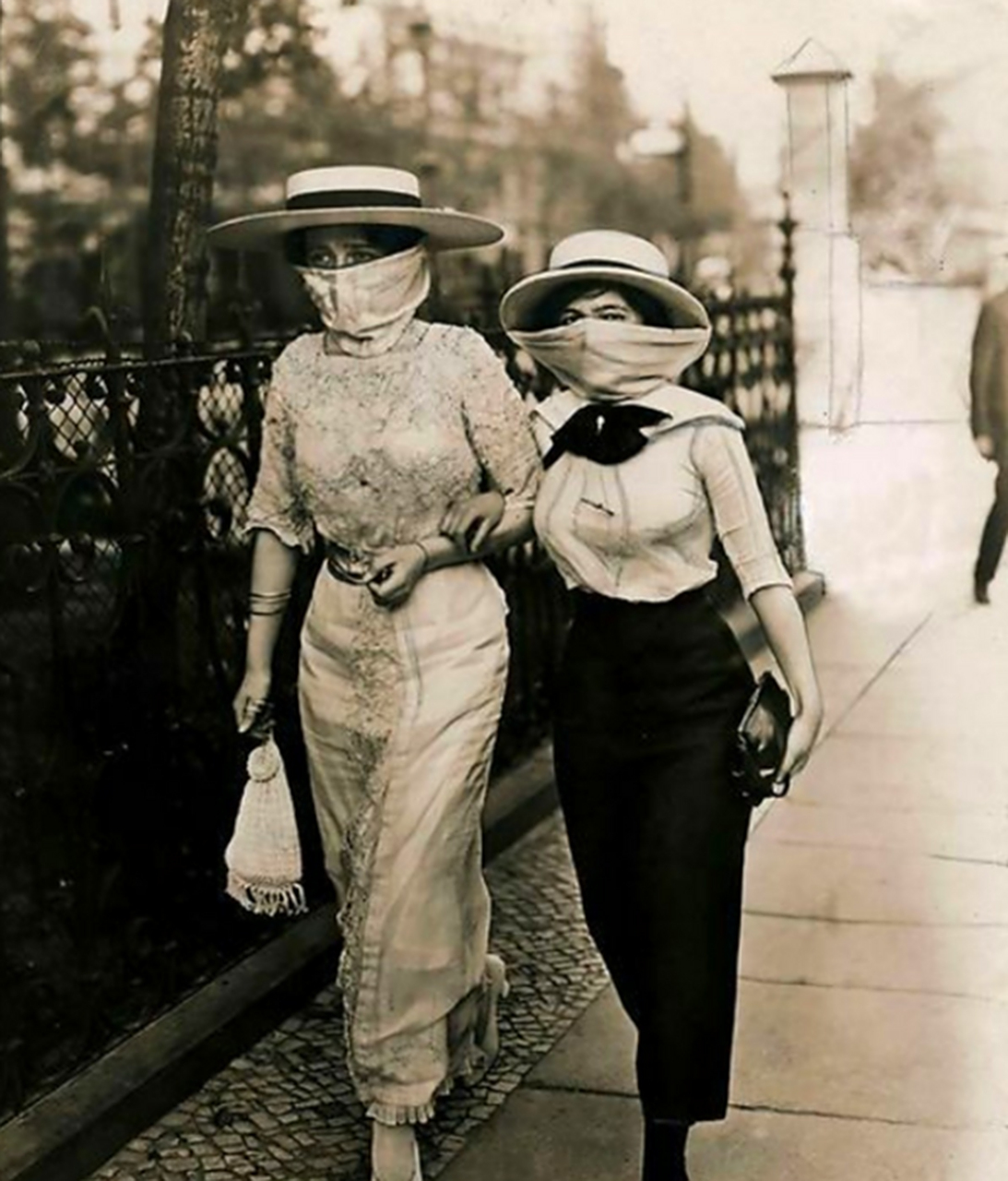 1918年西班牙流感期间戴口罩的人