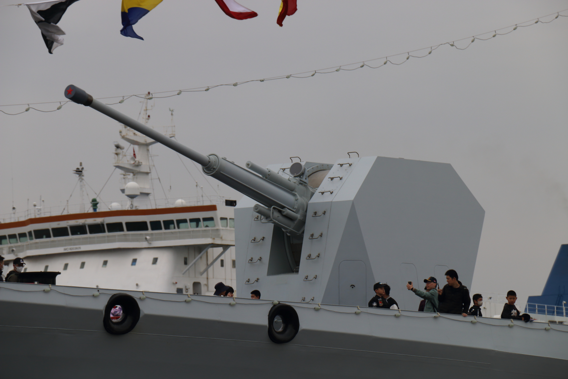 052d型导弹驱逐舰主战武器从外部看比较少,不登上去看主要就是图1~图4