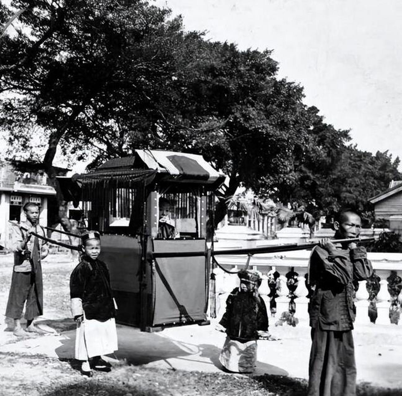 她的轿子由两个赤脚的轿夫抬着,旁边则是两个小厮.