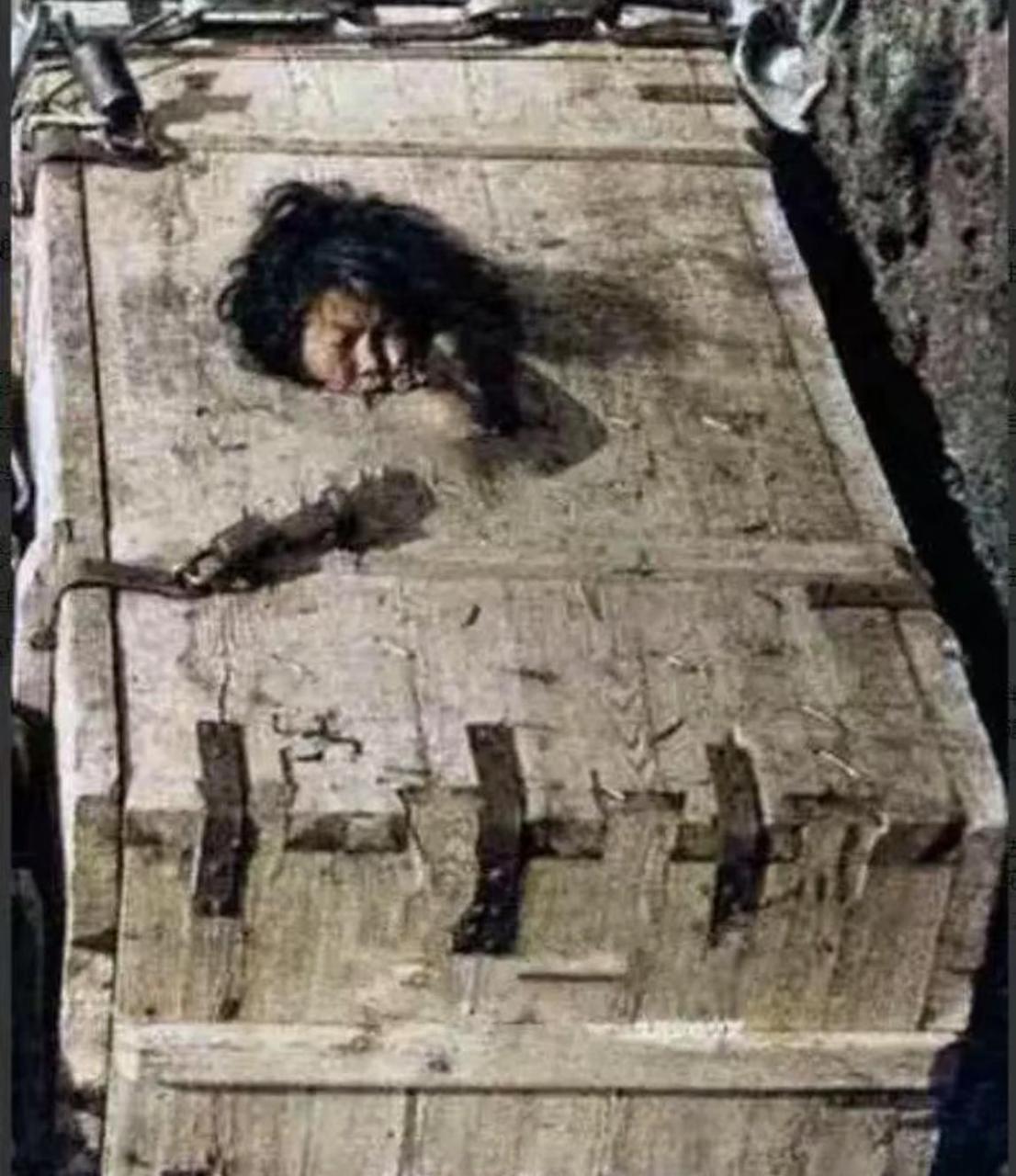 晚清非常残忍的一种刑罚"墩锁刑罚",墩锁刑罚是把人关在一个狭小的