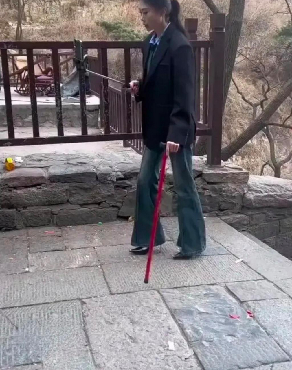 大开我的眼界,第一次见穿高跟鞋爬山的人.她图的是什么[坏笑]