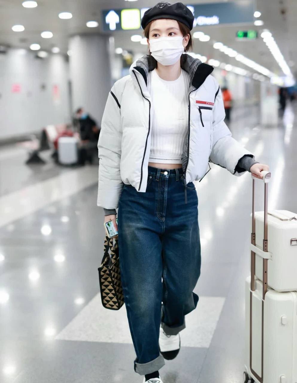 乔欣机场私服造型,身穿短款羽绒服搭配短款针织衫,浑身上下都是prada
