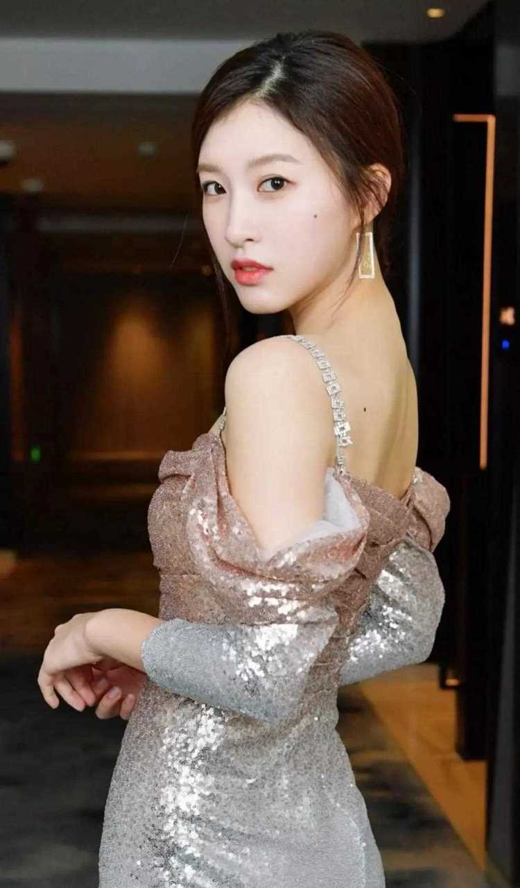 明星爱穿抹胸,美丽又大方,简单又好看,杜雨辰来了,你爱吗? [哼]