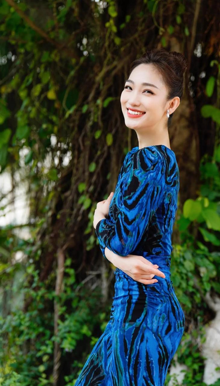 笑容甜美又知性优雅的美女主持人蓝羽