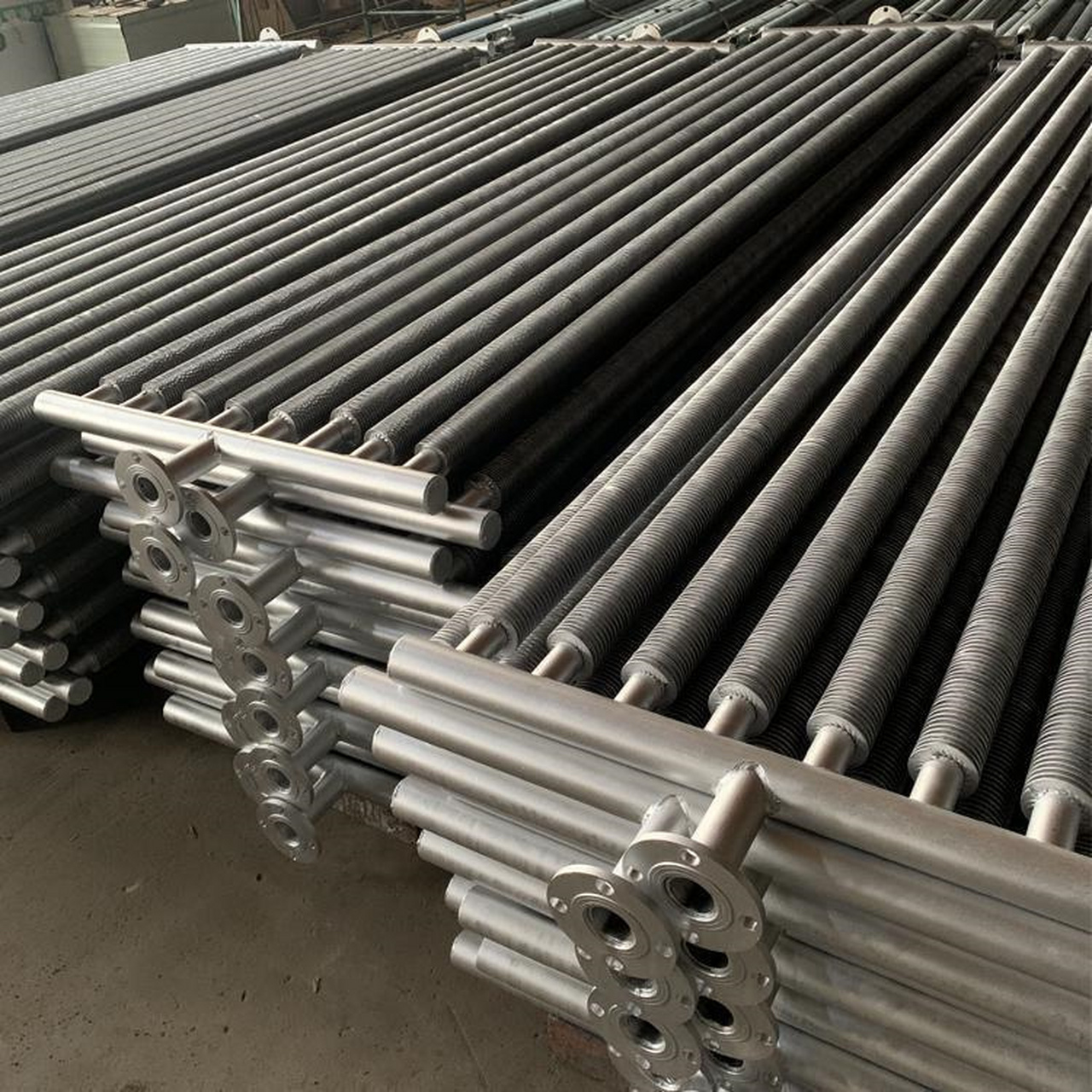 镀锌翅片管散热器 翅片管是构成各种热交换器的核心元件,根据翅片管的