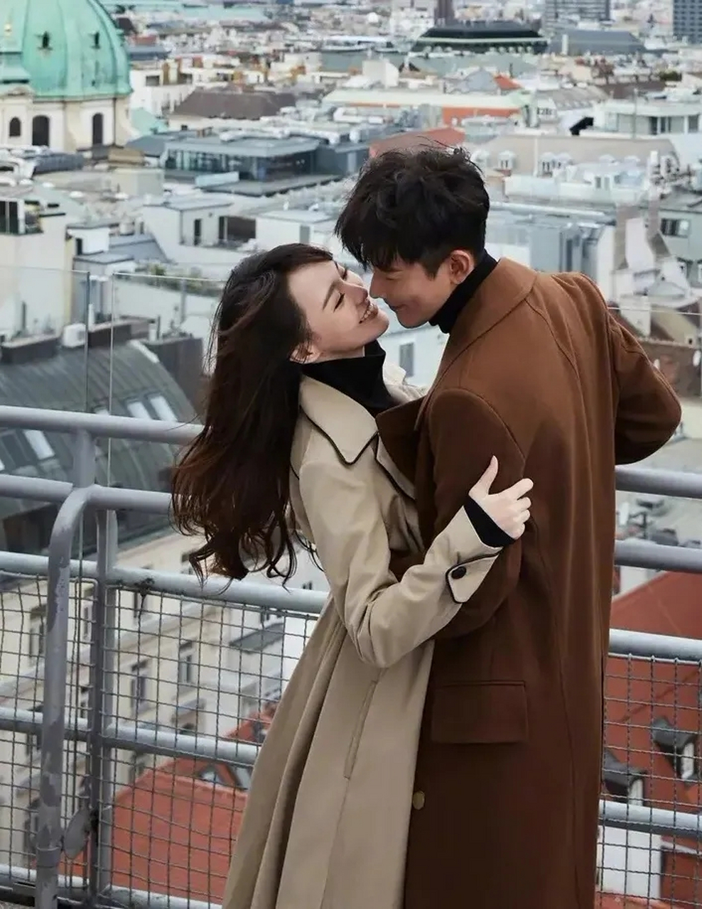 唐嫣的黑色羊绒针织衫搭配卡其色风衣经典又时尚,秋冬季节,女性衣橱里