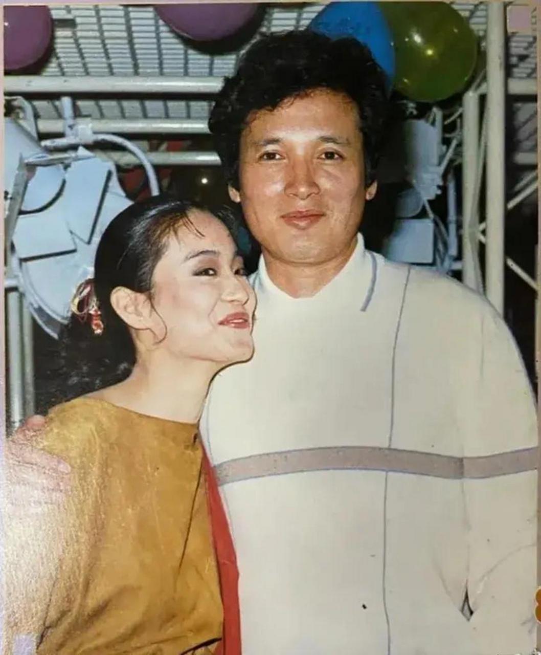 1983年,著名演员林青霞和秦祥林在一张合影中温馨互动,照片中的林青霞